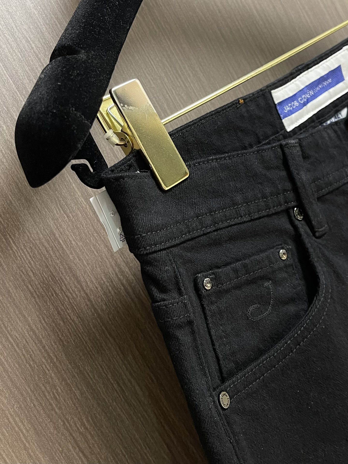 
JACOB COHEN 男士时尚直筒牛仔长裤！此款牛仔裤甄选客供进口水洗牛仔棉布制成，柔韧又坚实的面料