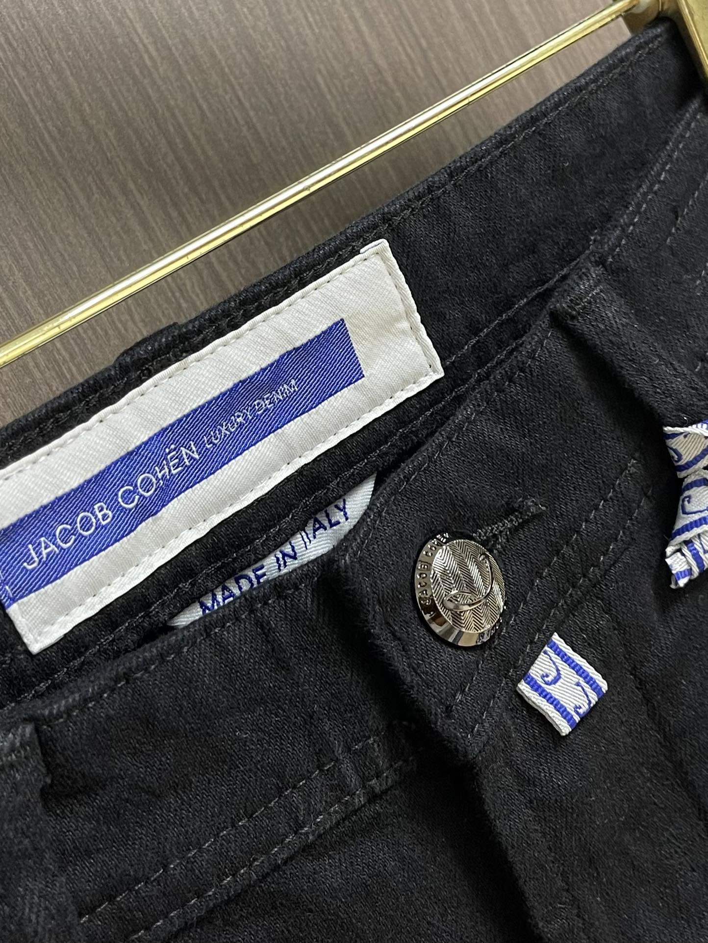 
JACOB COHEN 男士时尚直筒牛仔长裤！此款牛仔裤甄选客供进口水洗牛仔棉布制成，柔韧又坚实的面料