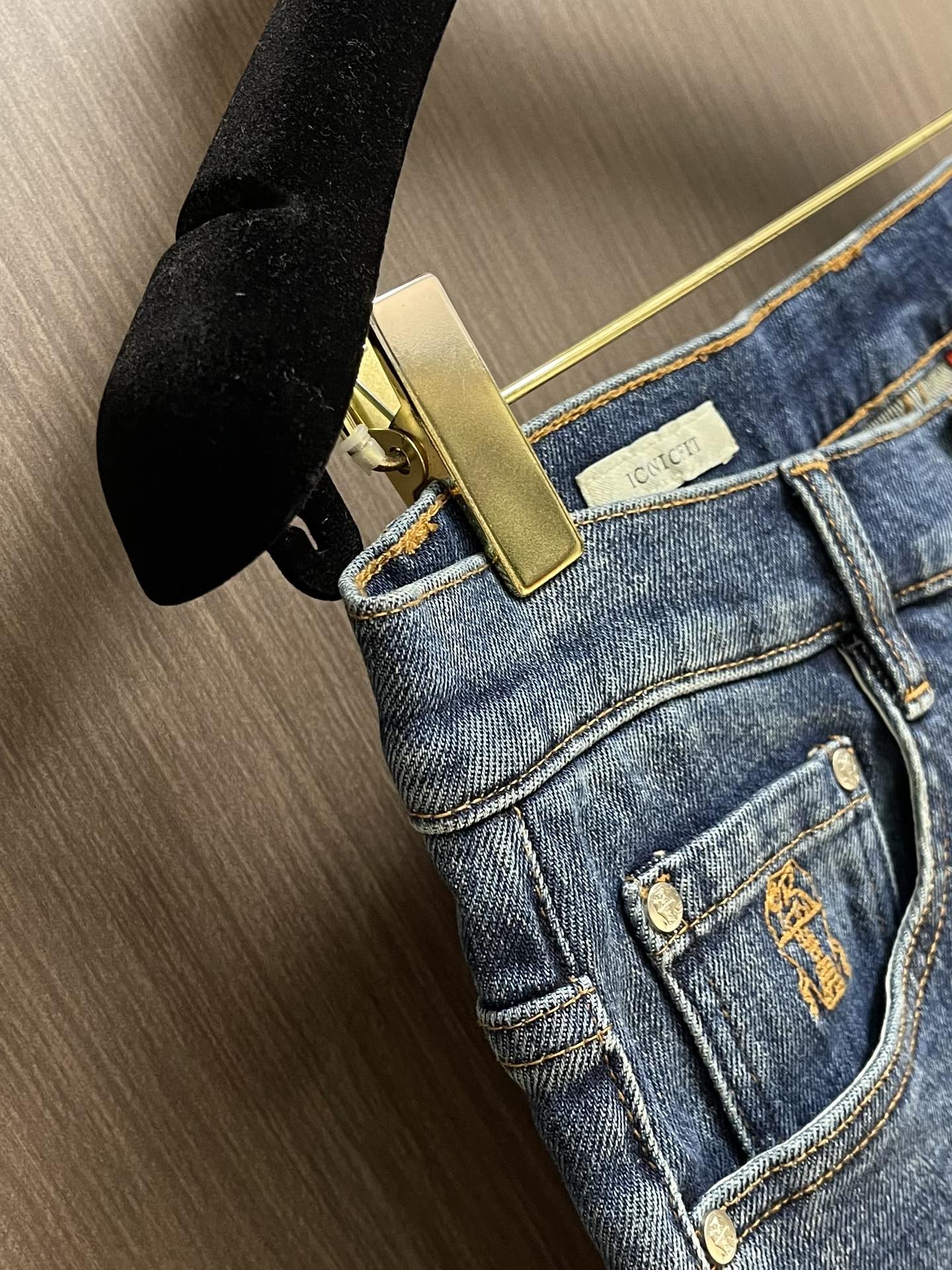 
BC 2025FW早秋新款牛仔长裤。定制日本进口丹宁面料，手感柔软上身修身显瘦包臀特别好看完胜，时尚净