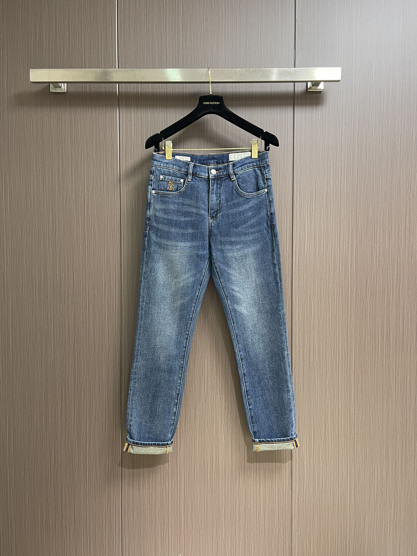 NO:514201,BC FW early autumn new denim trousers. Customized Japanese imported denim fabric, soft and slim upper body, and is particularly good-looking. The fashionable and clean version is simple and easy to match, so it has become one of the biggest selling points and is extremely cost-effective. There is no confusion or trouble of color conflict. The original original brand is washed with wheat, three-standard complete counter latest synchronous materials. Such a rich high-end jeans are absolutely fashionable, casual and versatile!  Size 30-38 None 35 37, jeans,alexander wang19860909BC FW早秋新款牛仔长裤.定制日本进口丹宁面料,手感柔软上身修身显瘦包臀特别好看完胜,时尚净版潮流简单易搭配因此已成为最大卖点之一而性价比又极高,没有颜色冲突的困惑或困扰,原厂原标水洗麦 三标齐全专柜最新同步附料,这么一款丰富内练高端牛仔裤,绝对时尚休闲百搭款！尺码30-38 无35 37,,jeans,alexander wang,Men's clothing