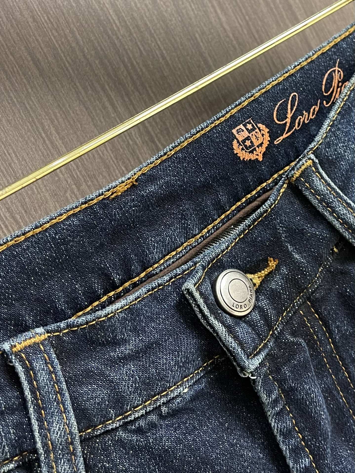 
lP🆕 水洗直筒牛仔裤 肉眼可见的利落裁剪，直筒修身款裤型！100%定织定染牛仔丹宁布面，裤腰是经典的