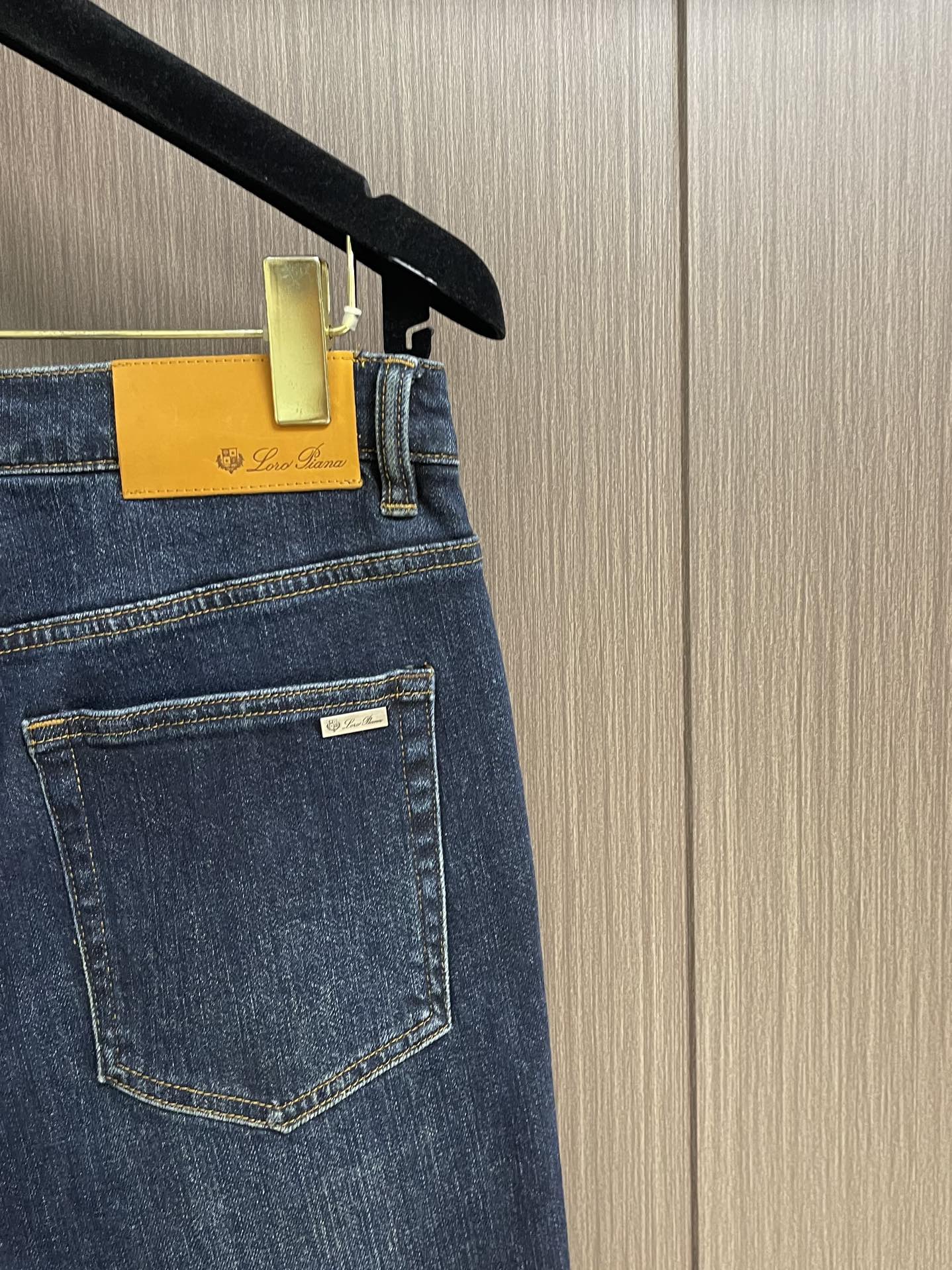 
lP🆕 水洗直筒牛仔裤 肉眼可见的利落裁剪，直筒修身款裤型！100%定织定染牛仔丹宁布面，裤腰是经典的