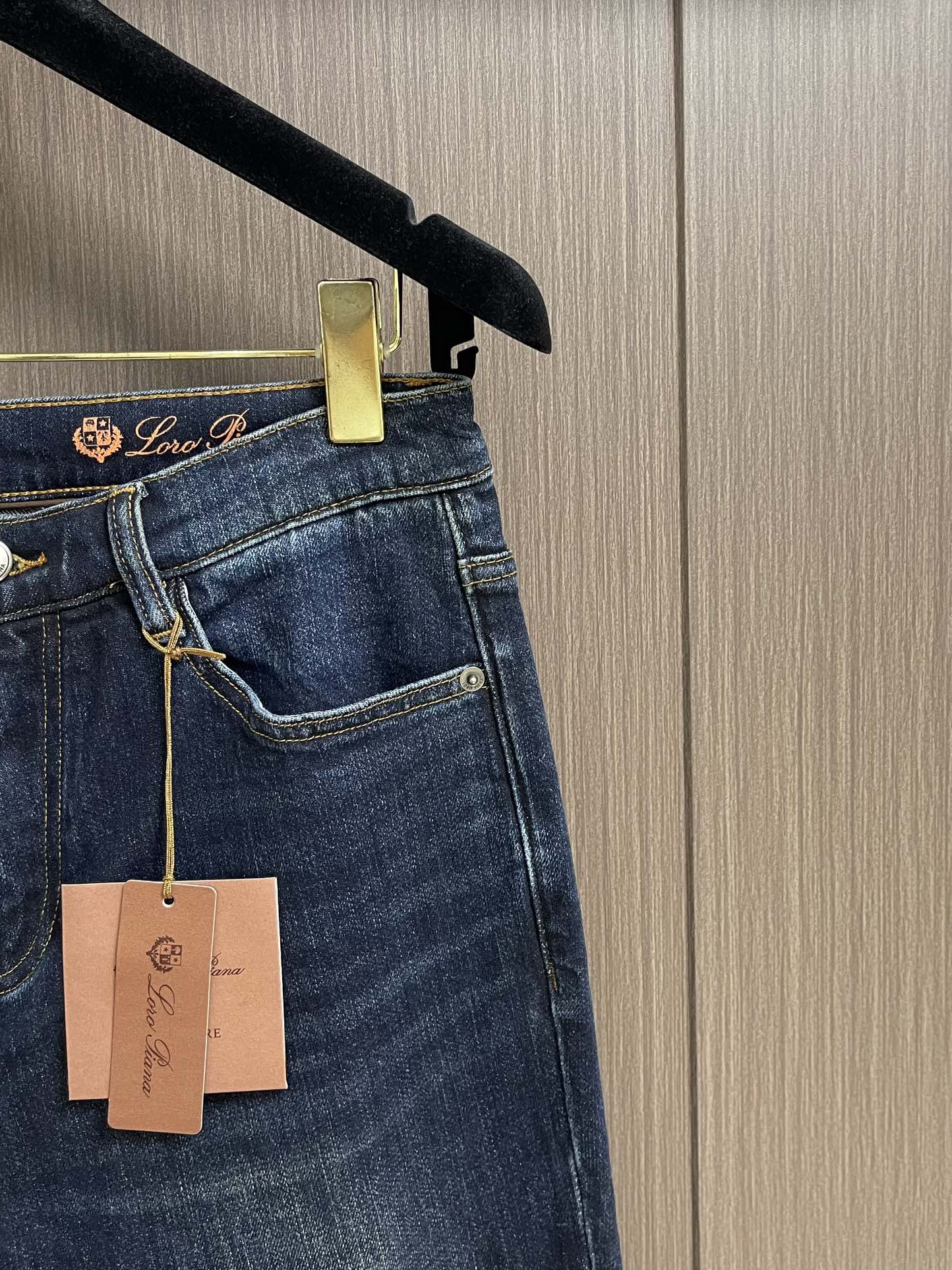 
lP🆕 水洗直筒牛仔裤 肉眼可见的利落裁剪，直筒修身款裤型！100%定织定染牛仔丹宁布面，裤腰是经典的