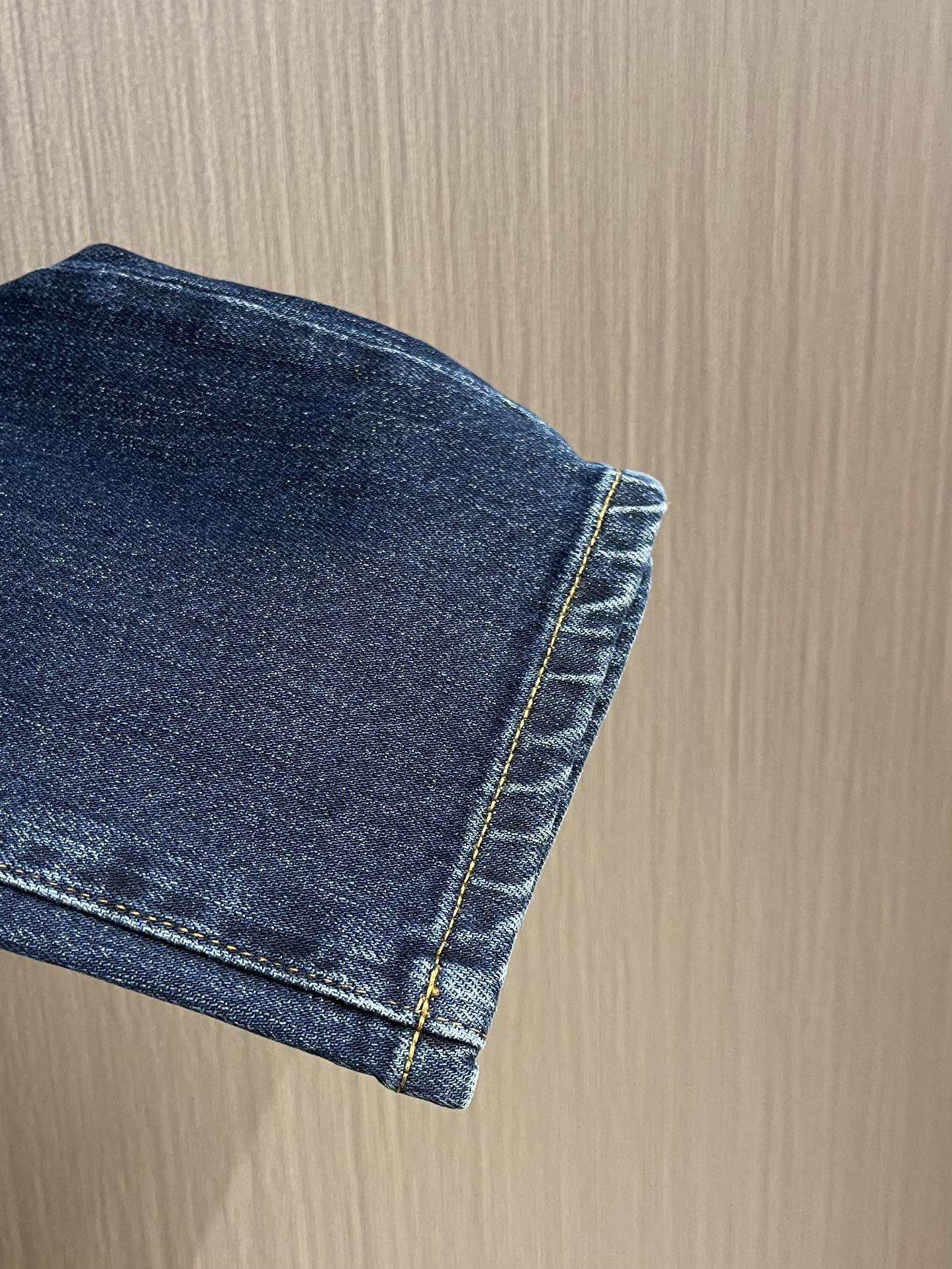 
lP🆕 水洗直筒牛仔裤 肉眼可见的利落裁剪，直筒修身款裤型！100%定织定染牛仔丹宁布面，裤腰是经典的