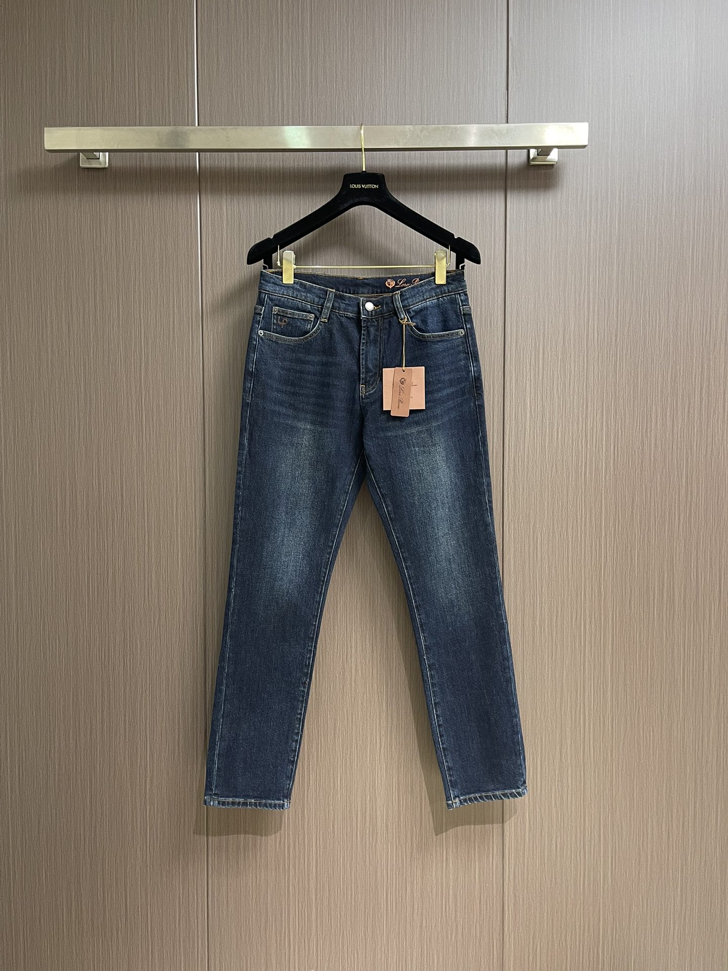 NO:514207,LP wash straight jeans, neat cut visible to the naked eye, straight slim fit pants!  Dingwoven and dyed denim tannin cloth, and the waistband is a classic leather logo!  Lined with belt loop details, compact and neat wiring, custom hardware for customers and logo engraving, classic placket zipper, five-pocket basic style, no picky upper body. Size 30-38 No 35 37,,loro piana,jeans,alexander wang19860909LP 水洗直筒牛仔裤 肉眼可见的利落裁剪,直筒修身款裤型！定织定染牛仔丹宁布面,裤腰是经典的皮标！内衬有腰带袢细节,密实齐整走线,客供定制五金并有logo雕刻,经典门襟拉链,五口袋的基础款,上身不挑人.尺码30-38 无35 37,,loro piana,jeans,alexander wang,Men's clothing