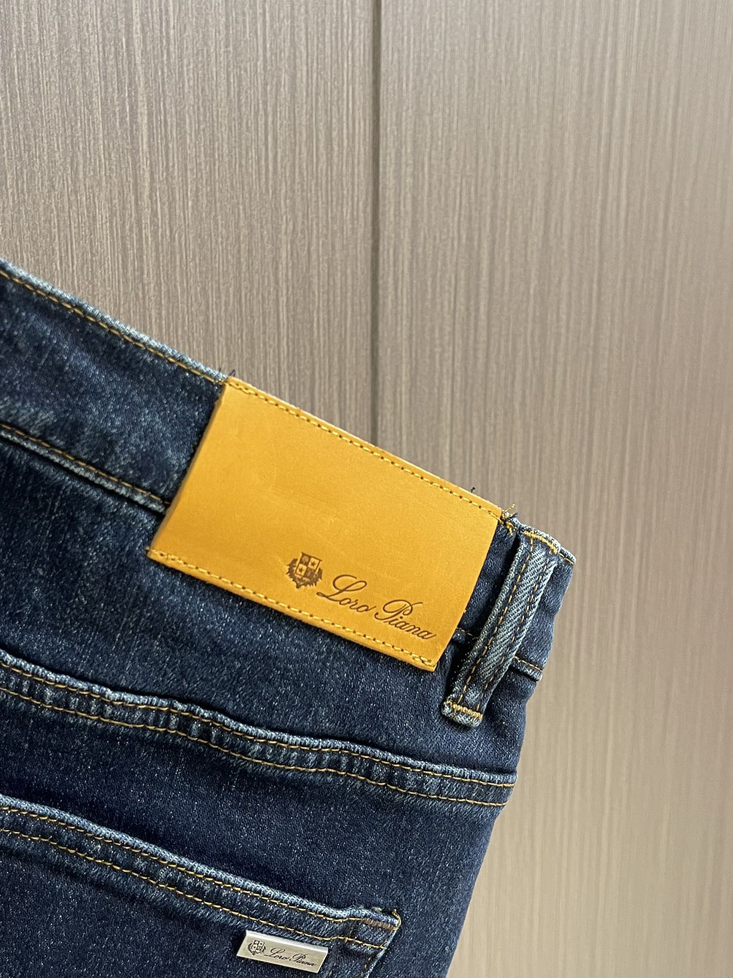 
lP🆕 水洗直筒牛仔裤 肉眼可见的利落裁剪，直筒修身款裤型！100%定织定染牛仔丹宁布面，裤腰是经典的