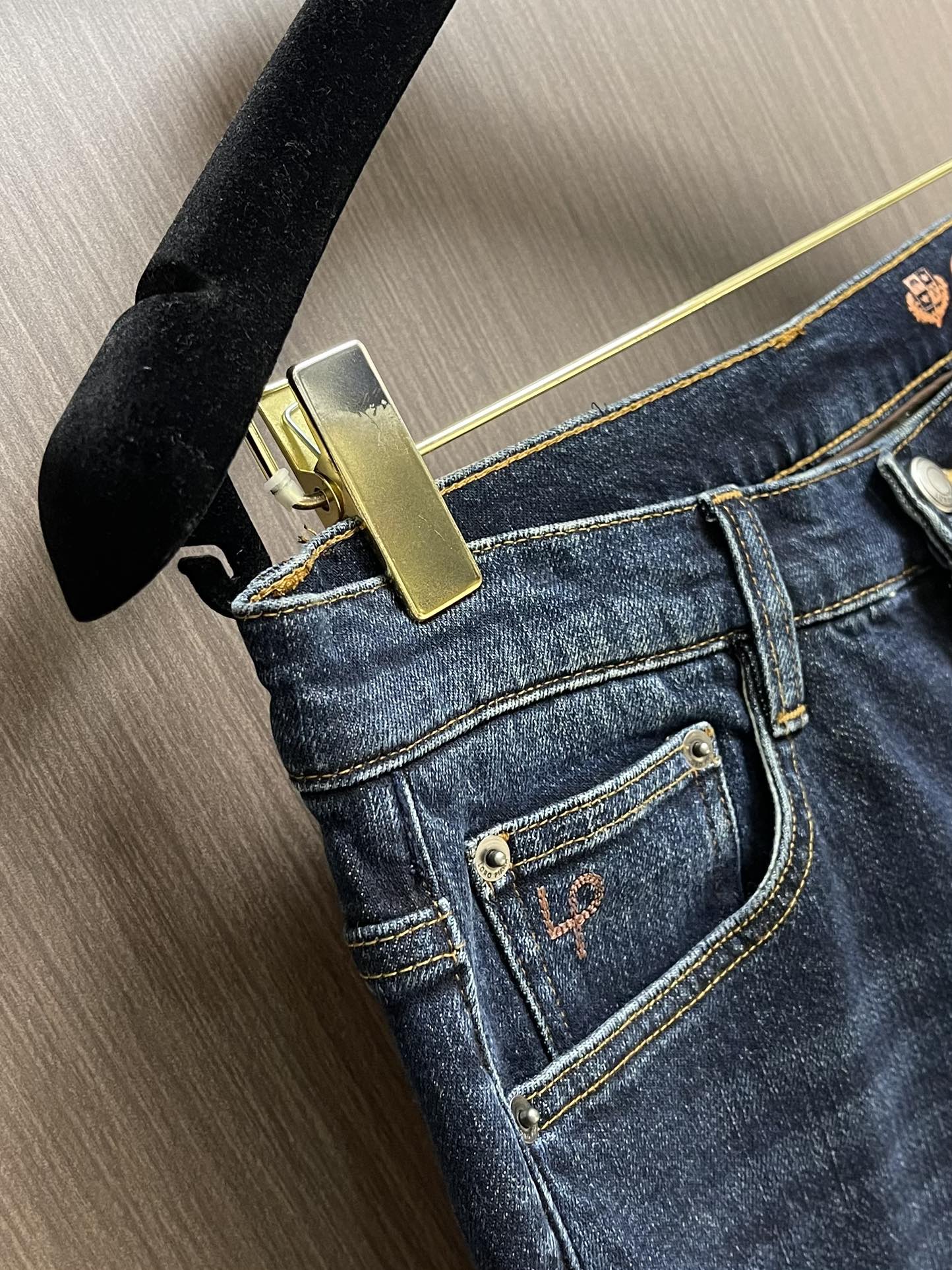 
lP🆕 水洗直筒牛仔裤 肉眼可见的利落裁剪，直筒修身款裤型！100%定织定染牛仔丹宁布面，裤腰是经典的