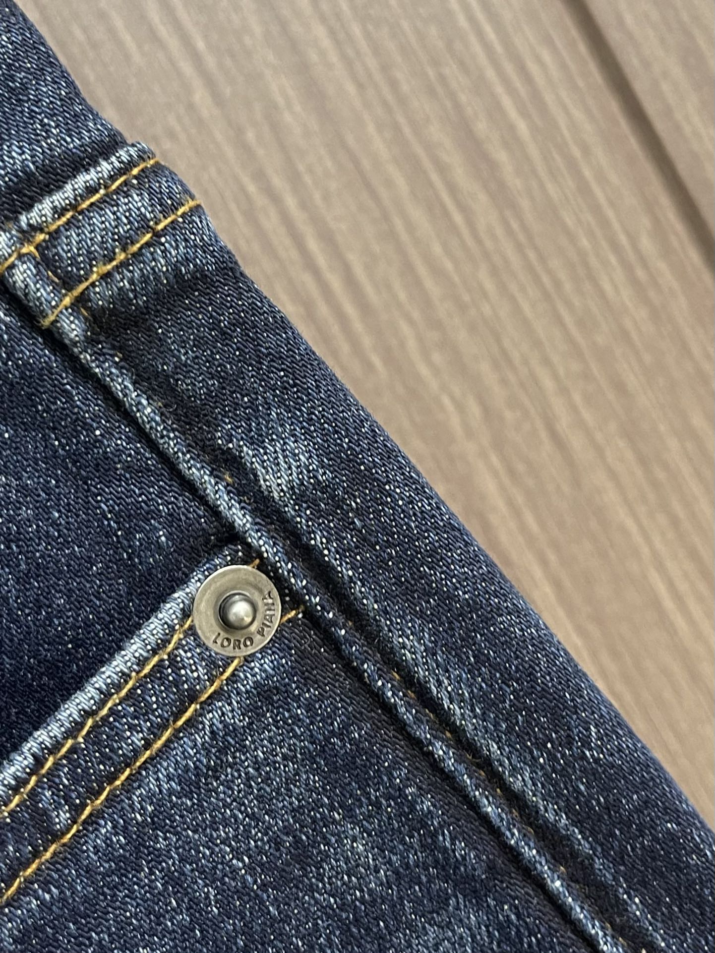 
lP🆕 水洗直筒牛仔裤 肉眼可见的利落裁剪，直筒修身款裤型！100%定织定染牛仔丹宁布面，裤腰是经典的