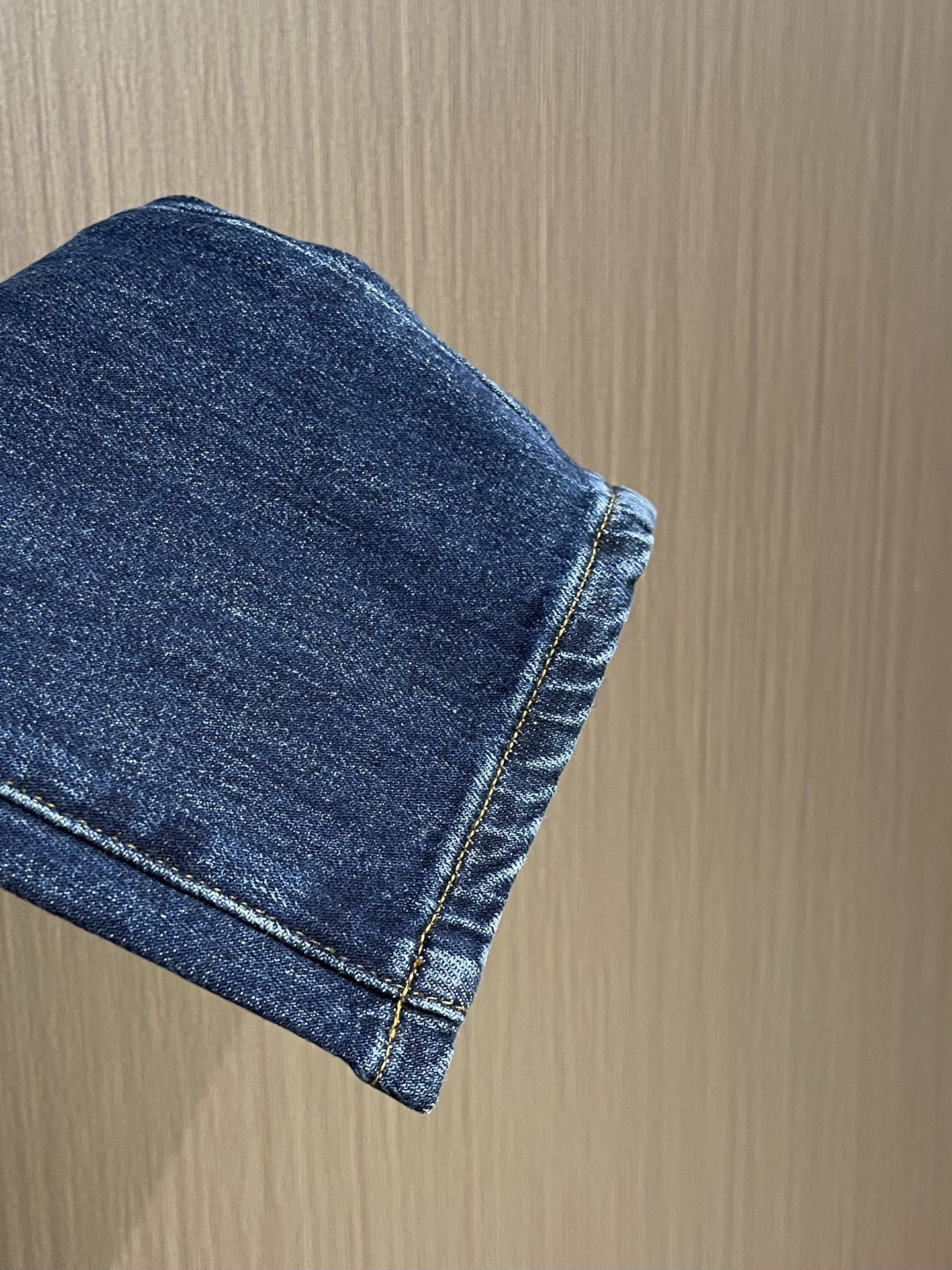 
lP🆕 LoroPiana 水洗漂白直筒牛仔裤 肉眼可见的利落裁剪，直筒修身款裤型！100%定织定染牛