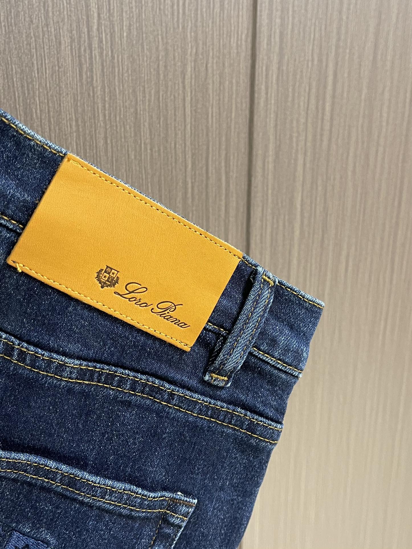 
lP🆕 LoroPiana 水洗漂白直筒牛仔裤 肉眼可见的利落裁剪，直筒修身款裤型！100%定织定染牛