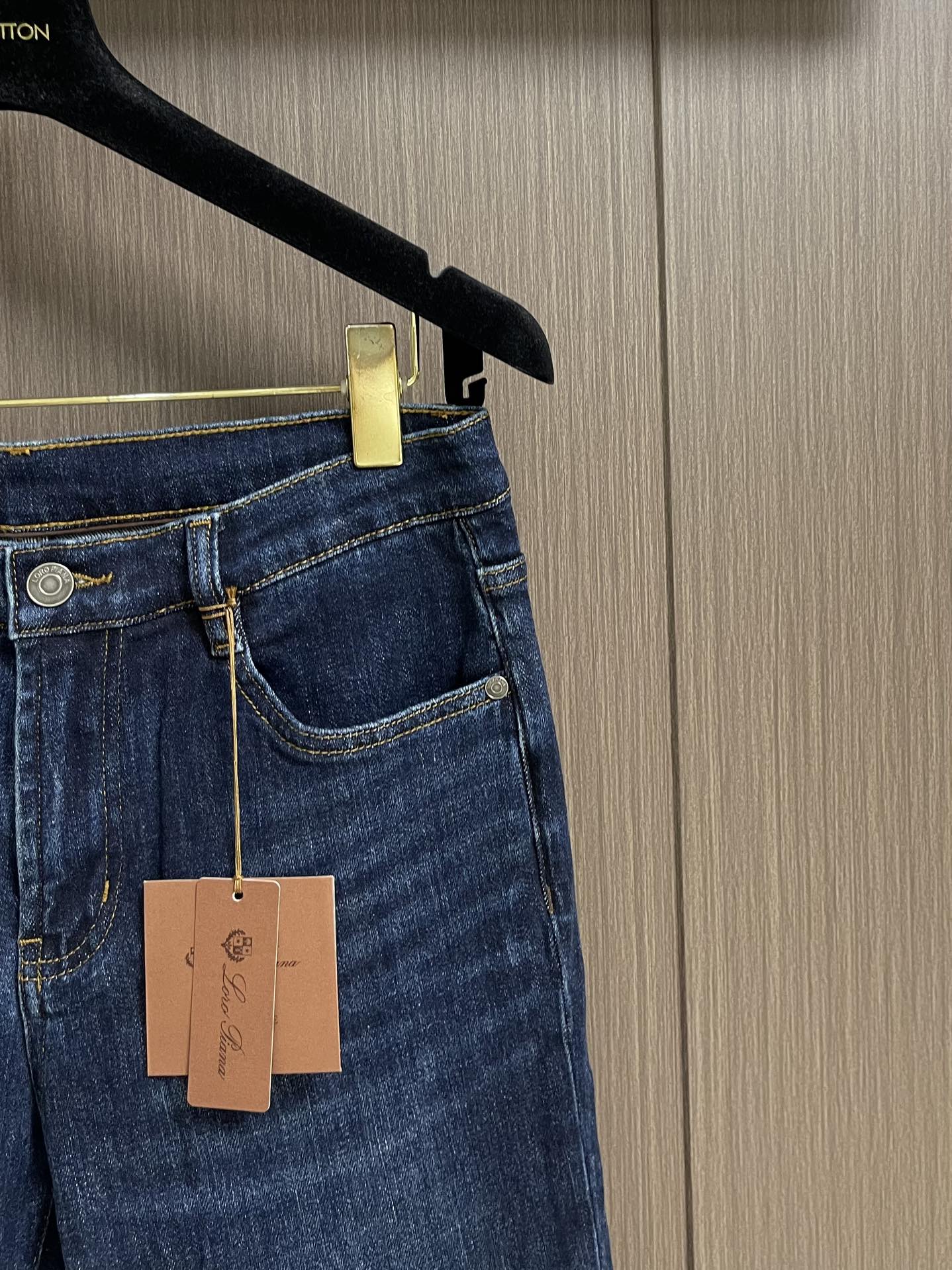 
lP🆕 LoroPiana 水洗漂白直筒牛仔裤 肉眼可见的利落裁剪，直筒修身款裤型！100%定织定染牛