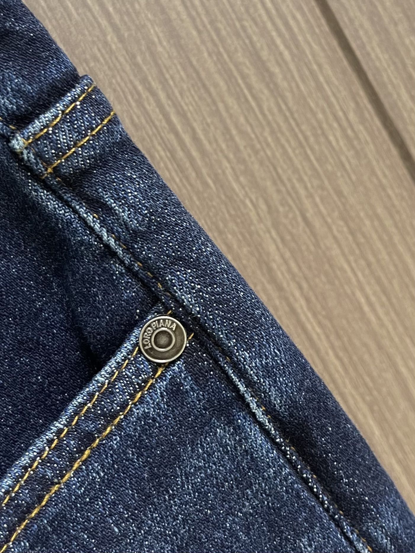 
lP🆕 LoroPiana 水洗漂白直筒牛仔裤 肉眼可见的利落裁剪，直筒修身款裤型！100%定织定染牛