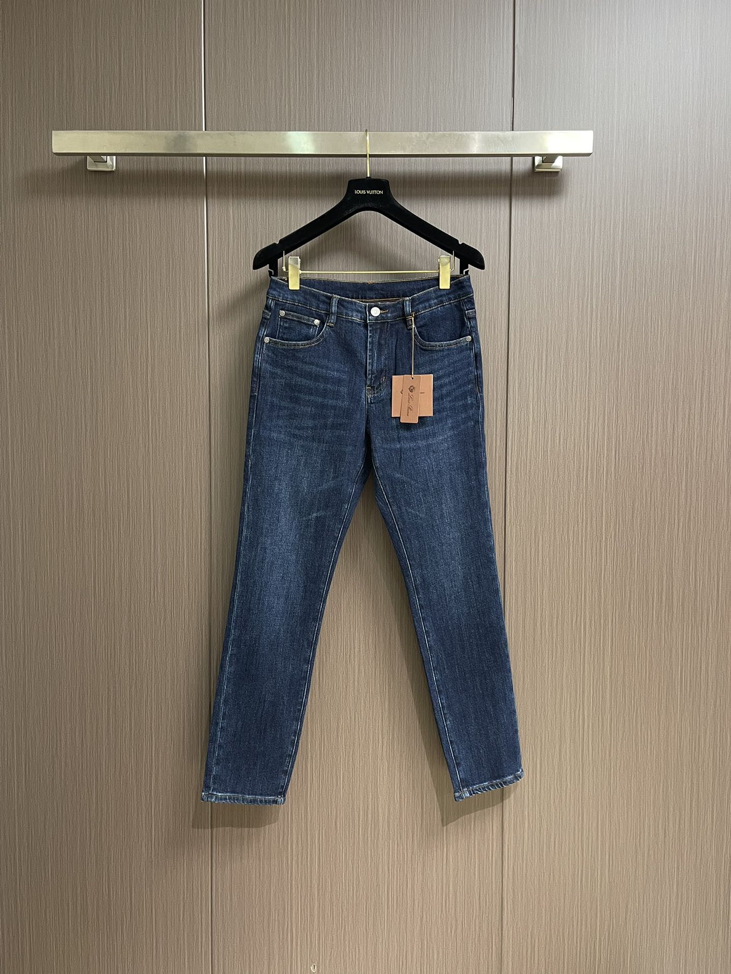 NO:514210,LP Loropiana Washed Bleached Straight Jeans Clearly Cut-in-Line Cut-in-Line Slim-fit Pants!  Dingwoven and dyed denim tannin cloth, and the waistband is a classic leather logo!  The inner lining is made of belt loops, dense and neatly lined, customized hardware, logo engraving, classic placket zipper, five-pocket basic style, the upper body is not picky!  Size 30-38 None 35 37, loro piana,loro piana,jeans,alexander wang19860909LP Loropiana 水洗漂白直筒牛仔裤 肉眼可见的利落裁剪,直筒修身款裤型！定织定染牛仔丹宁布面,裤腰是经典的皮标！内衬有腰带袢细节,密实齐整走线,客供定制五金并有logo雕刻,经典门襟拉链,五口袋的基础款,上身不挑人！尺码30-38 无35 37,,loro piana,loro piana,jeans,alexander wang,Men's clothing