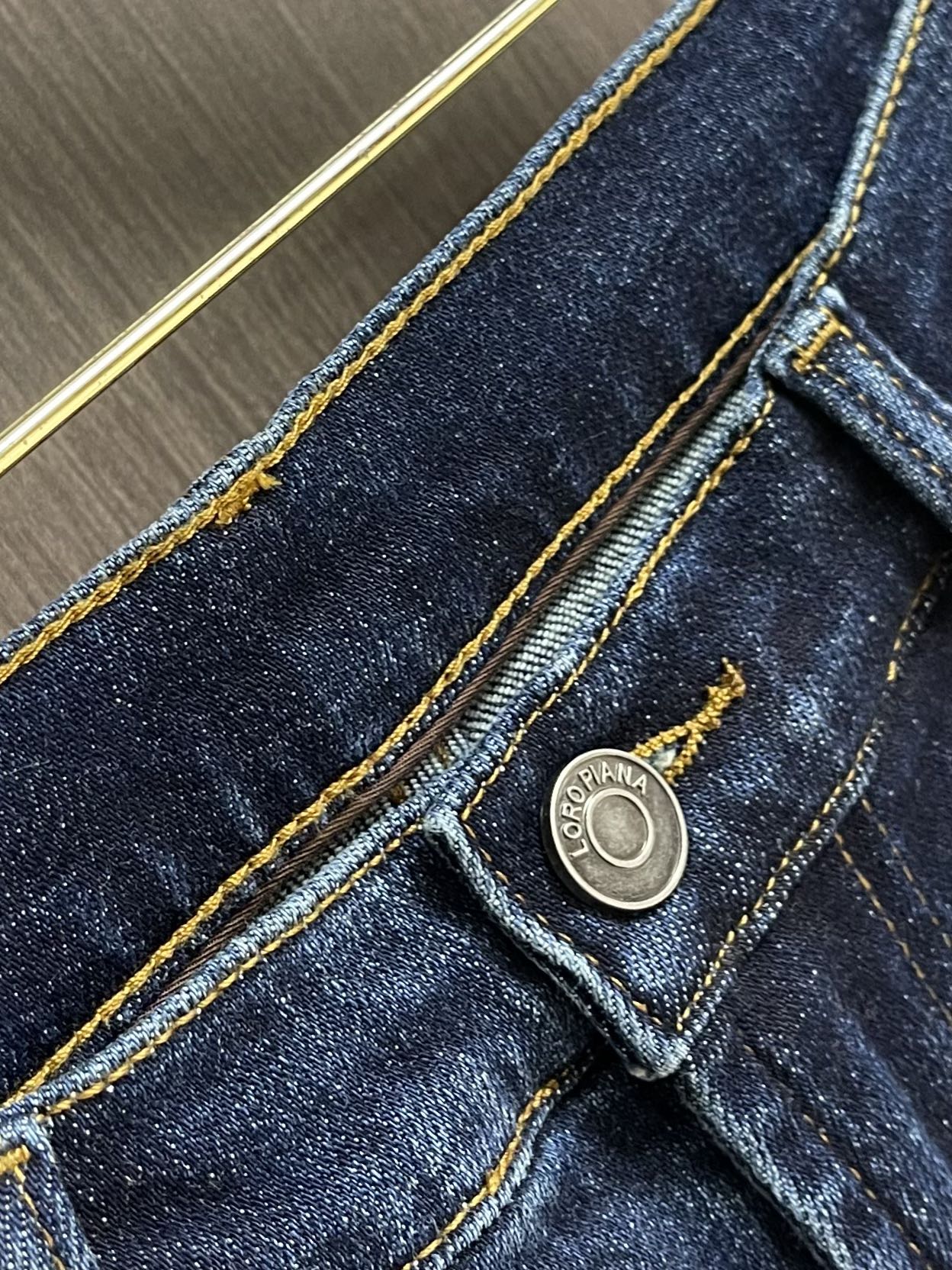 
lP🆕 LoroPiana 水洗漂白直筒牛仔裤 肉眼可见的利落裁剪，直筒修身款裤型！100%定织定染牛