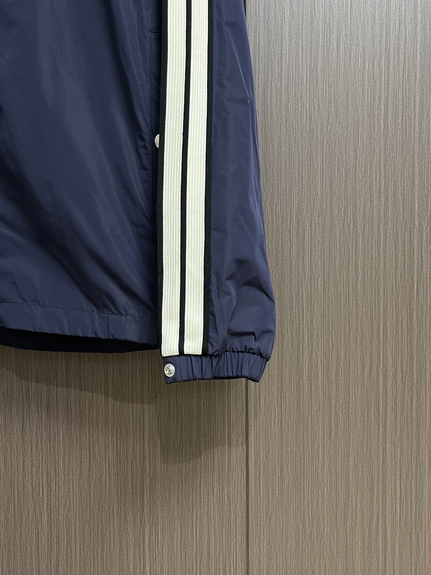 
Moncler 织带饰边轻薄夹克，选用100％聚酯纤维打造坚韧防护外层，以出色的抗撕裂，耐磨性能著称，