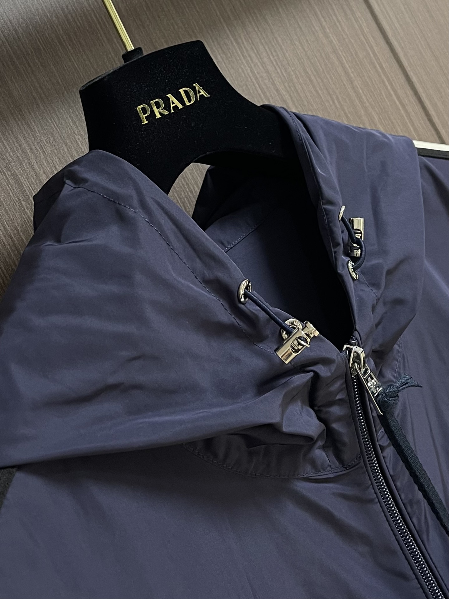 
Moncler 织带饰边轻薄夹克，选用100％聚酯纤维打造坚韧防护外层，以出色的抗撕裂，耐磨性能著称，