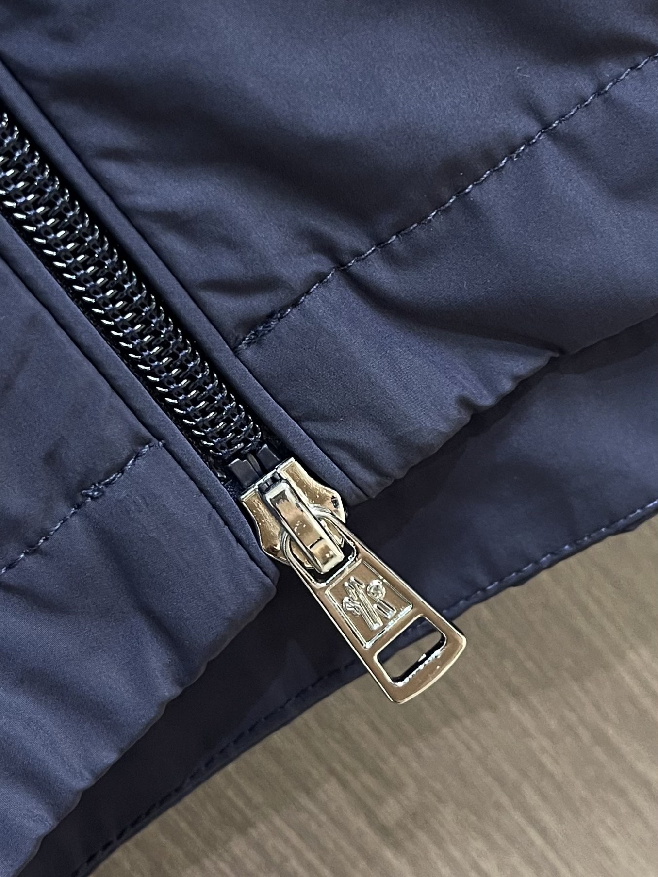 
Moncler 织带饰边轻薄夹克，选用100％聚酯纤维打造坚韧防护外层，以出色的抗撕裂，耐磨性能著称，