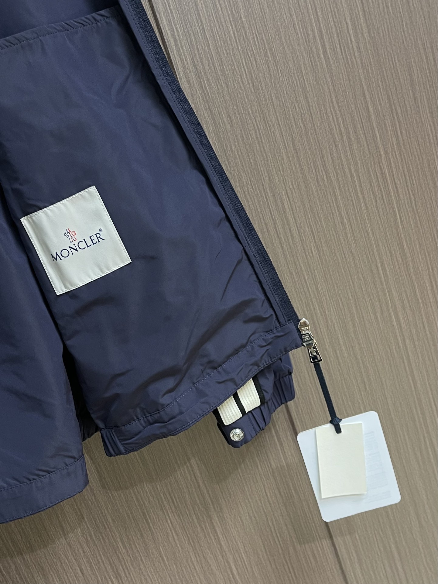 
Moncler 织带饰边轻薄夹克，选用100％聚酯纤维打造坚韧防护外层，以出色的抗撕裂，耐磨性能著称，