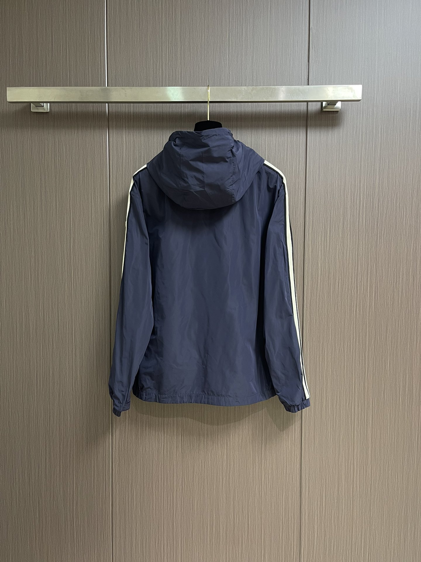 
Moncler 织带饰边轻薄夹克，选用100％聚酯纤维打造坚韧防护外层，以出色的抗撕裂，耐磨性能著称，