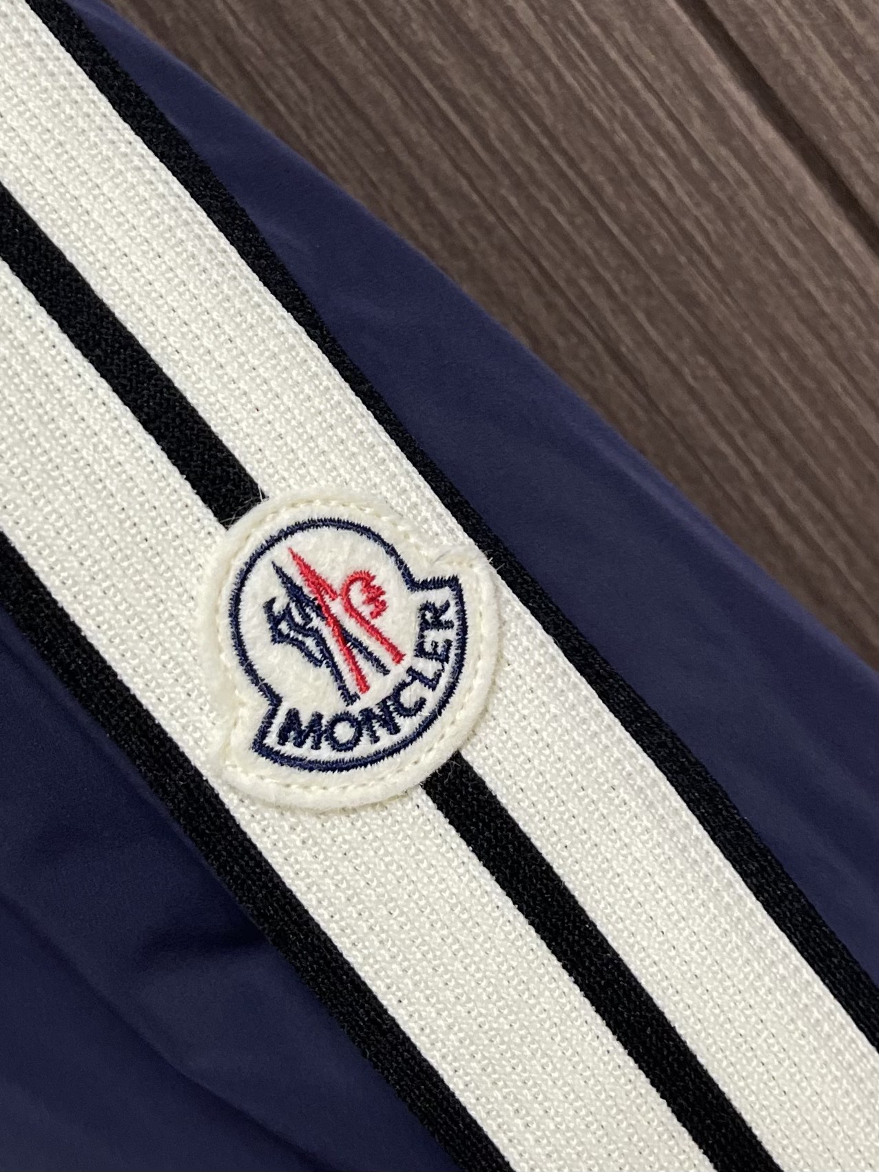 
Moncler 织带饰边轻薄夹克，选用100％聚酯纤维打造坚韧防护外层，以出色的抗撕裂，耐磨性能著称，