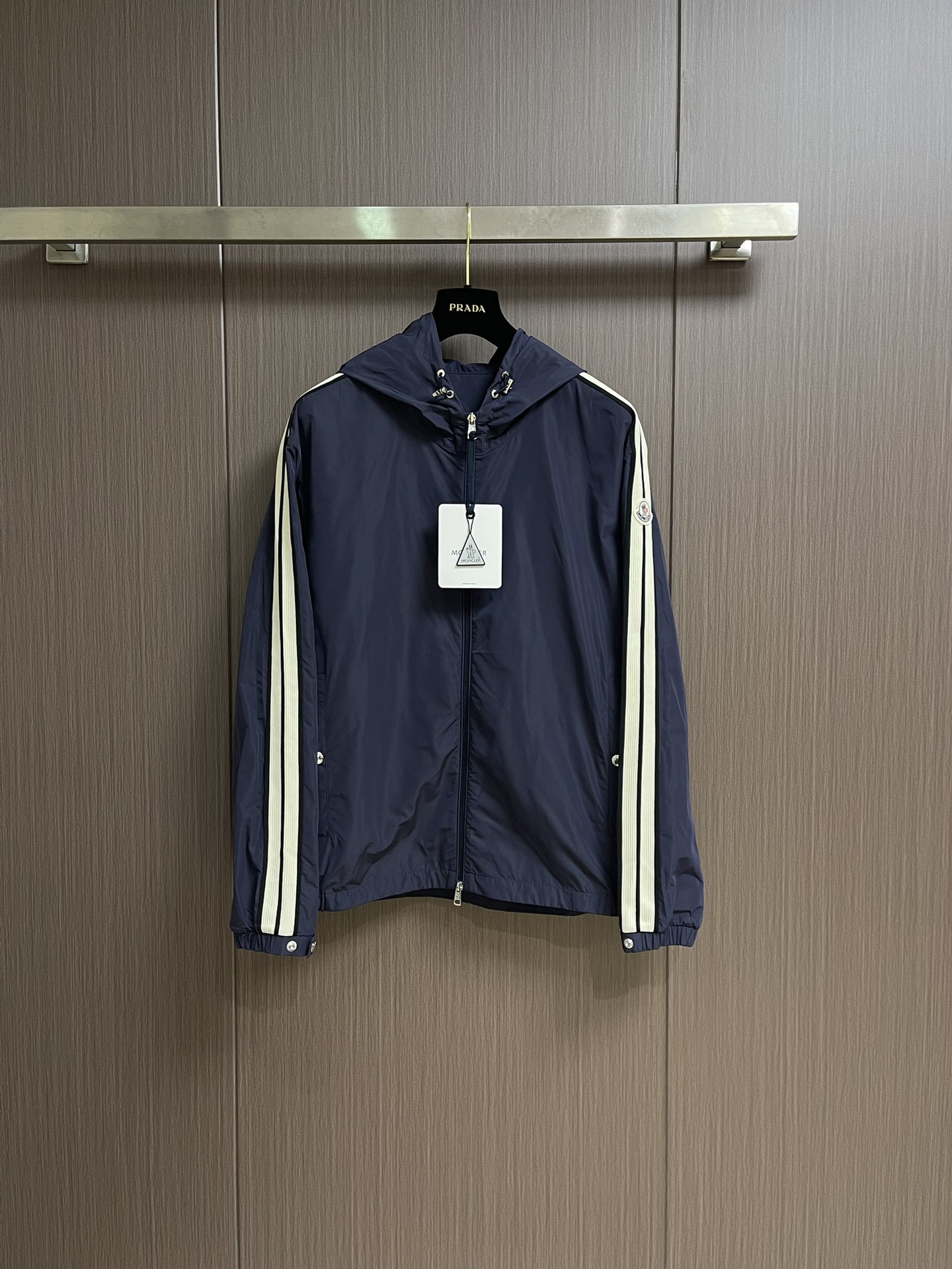 NO:514180,Moncler webbing thin jacket, polyester fiber is used to create a tough protective outer layer, known for its excellent tear resistance and wear resistance. It can quickly restore flatness during wear and maintain the crisp and stylish appearance of the clothes for a long time. At the same time, it is not easy to deform after washing for a long time. Two decorative edge strips of different colors are added to the center part of the sleeves. This design element can not only add visual highlights to the clothes, but also make them more fashionable and unique. The webbing is positioned accurately along the cuffs to the joints of the collar cap to ensure symmetry and overall smoothness. Pre-fixed with extremely fine stitches before formal sewing. This step is crucial to prevent the webbing from sliding, twisting or wrinkling during sewing, ensuring that the final stitch is straight and perfect. Size 1-2-3-4,,jackets & coats,hats,alexander wang19860909Moncler 织带饰边轻薄夹克,选用聚酯纤维打造坚韧防护外层,以出色的抗撕裂,耐磨性能著称,穿着过程中能快速恢复平整,长久保持衣物挺括有型的外观.同时久洗不易变形.在衣袖的居中部分添加了两种不同颜色的装饰性边条.这种设计元素不仅可以为衣物增添视觉亮点,使其更加时尚和独特．织带沿袖口至领帽接缝处指定轮廓精准定位,确保对称性与整体流畅度. 在正式缝纫前,采用极细疏缝线迹进行预固定.此步骤至关重要,防止织带在缝制过程中滑动、扭曲或起皱,保证最终线迹平直完美.尺码1-2-3-4,,jackets & coats,hats,alexander wang,Men's clothing