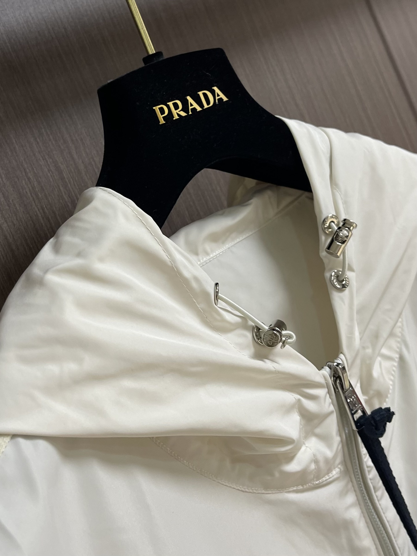 
Moncler 织带饰边轻薄夹克，选用100％聚酯纤维打造坚韧防护外层，以出色的抗撕裂，耐磨性能著称，