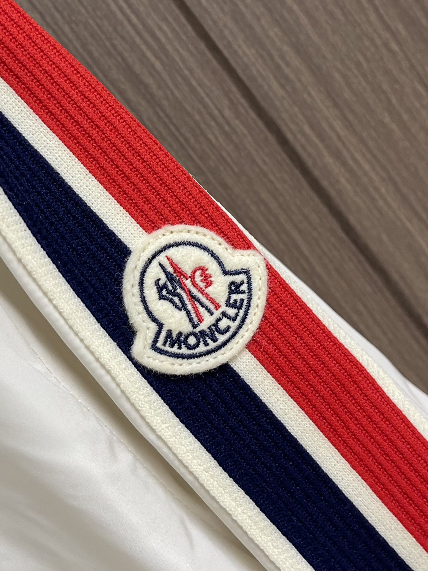 
Moncler 织带饰边轻薄夹克，选用100％聚酯纤维打造坚韧防护外层，以出色的抗撕裂，耐磨性能著称，