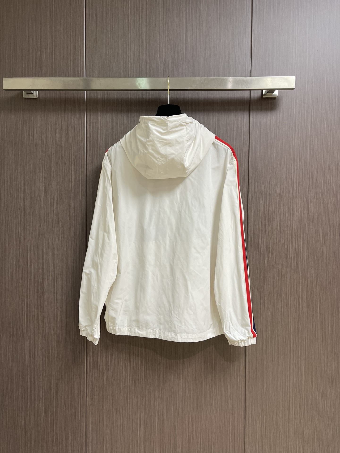 
Moncler 织带饰边轻薄夹克，选用100％聚酯纤维打造坚韧防护外层，以出色的抗撕裂，耐磨性能著称，