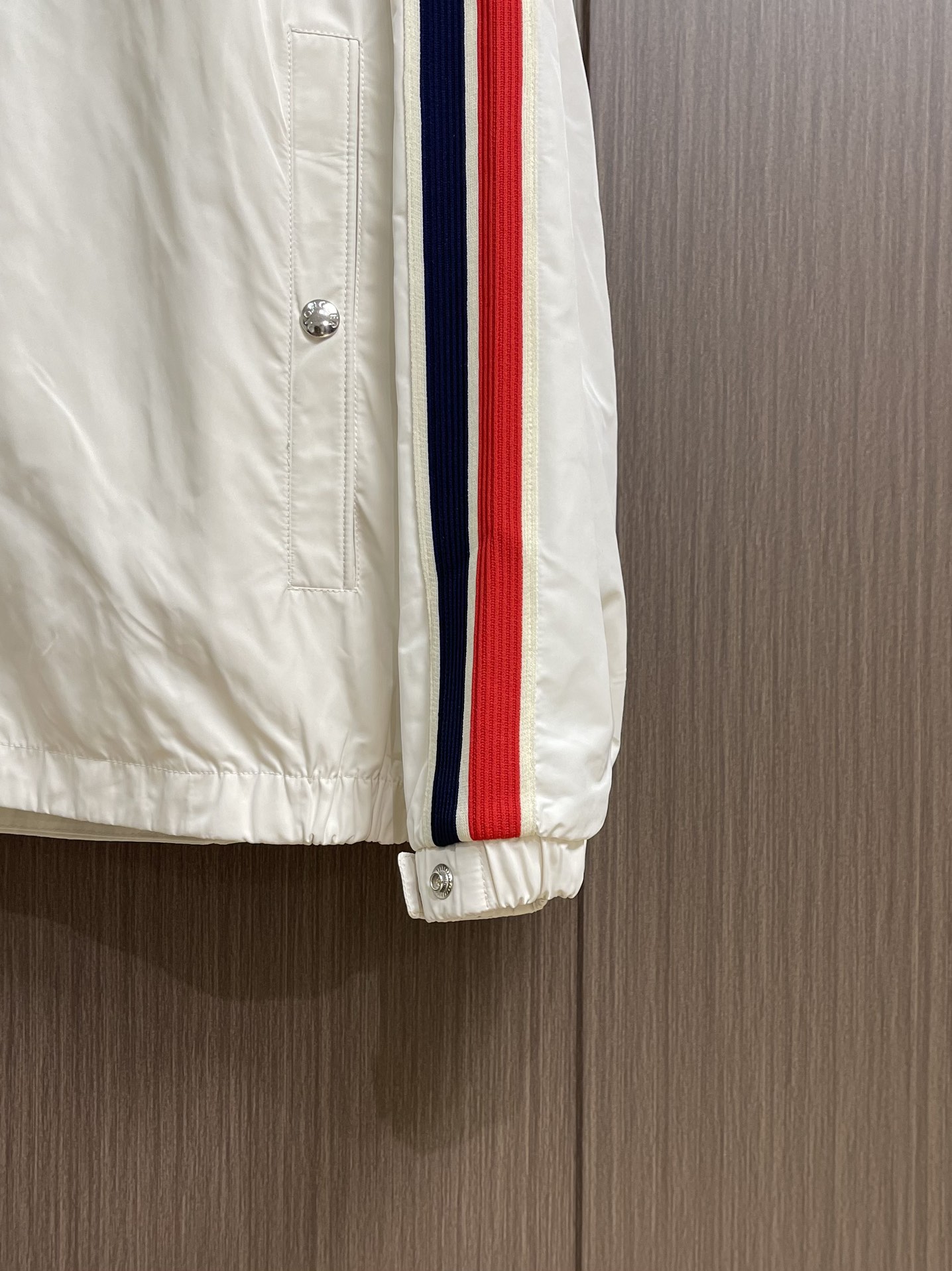 
Moncler 织带饰边轻薄夹克，选用100％聚酯纤维打造坚韧防护外层，以出色的抗撕裂，耐磨性能著称，