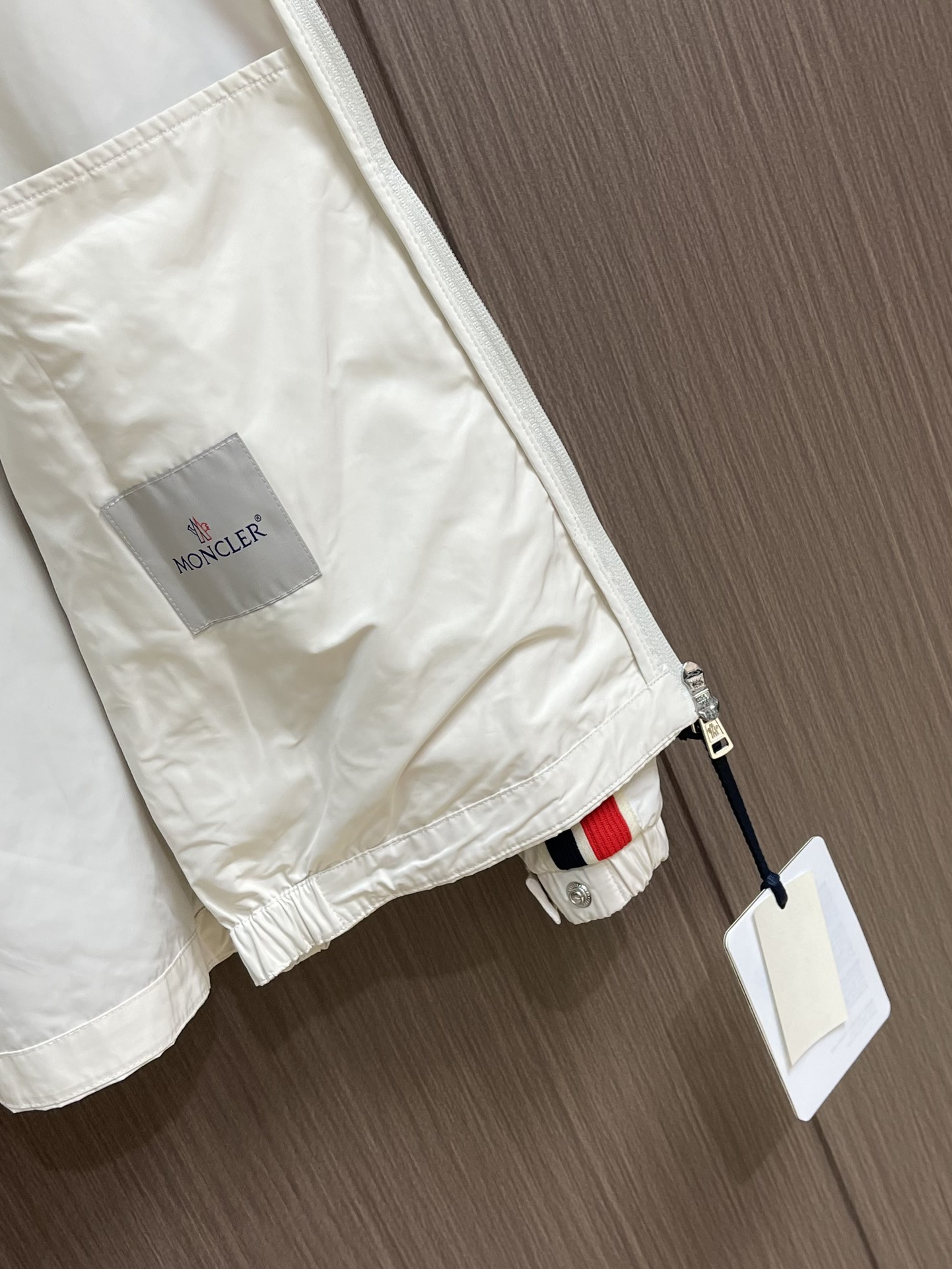 
Moncler 织带饰边轻薄夹克，选用100％聚酯纤维打造坚韧防护外层，以出色的抗撕裂，耐磨性能著称，