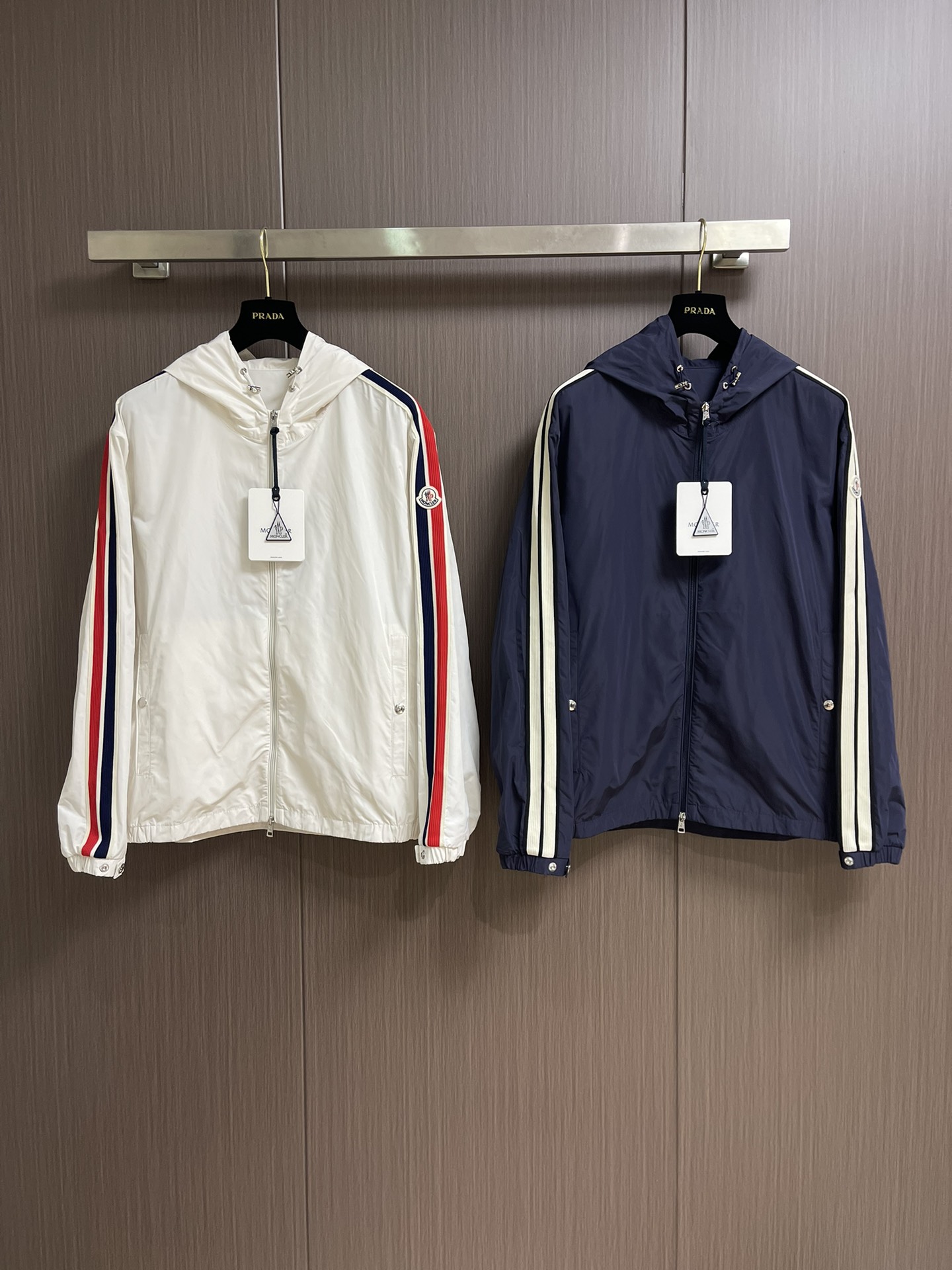 
Moncler 织带饰边轻薄夹克，选用100％聚酯纤维打造坚韧防护外层，以出色的抗撕裂，耐磨性能著称，