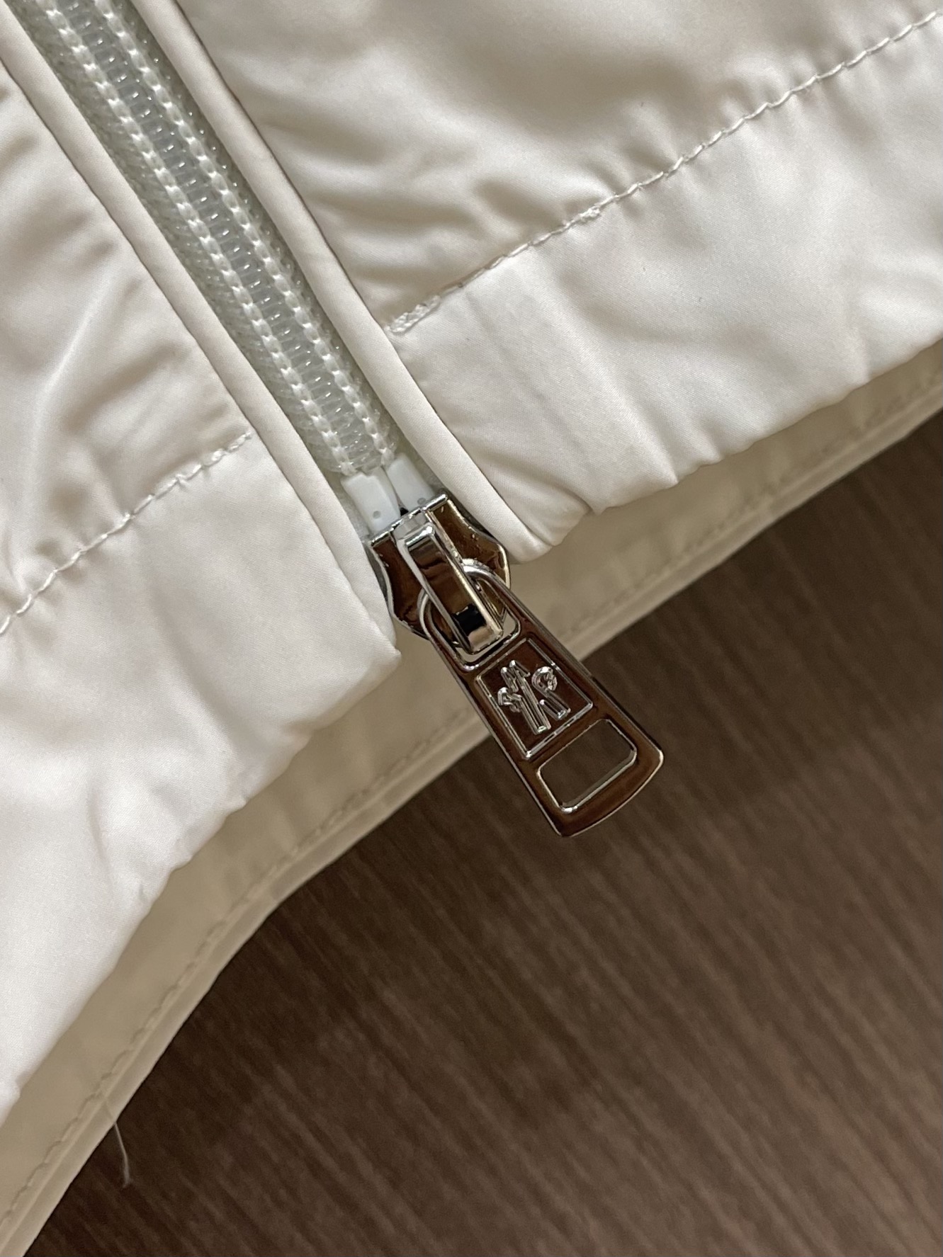 
Moncler 织带饰边轻薄夹克，选用100％聚酯纤维打造坚韧防护外层，以出色的抗撕裂，耐磨性能著称，