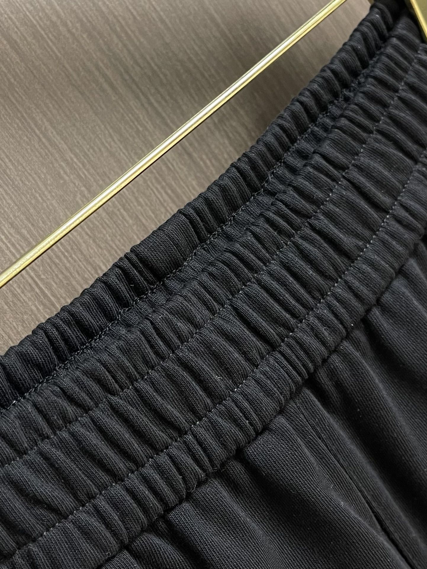 
Balenciaga 2025SS新款经典可乐直筒卫裤。订色订染细毛圈纯棉卫衣面，380g双股双纱，手