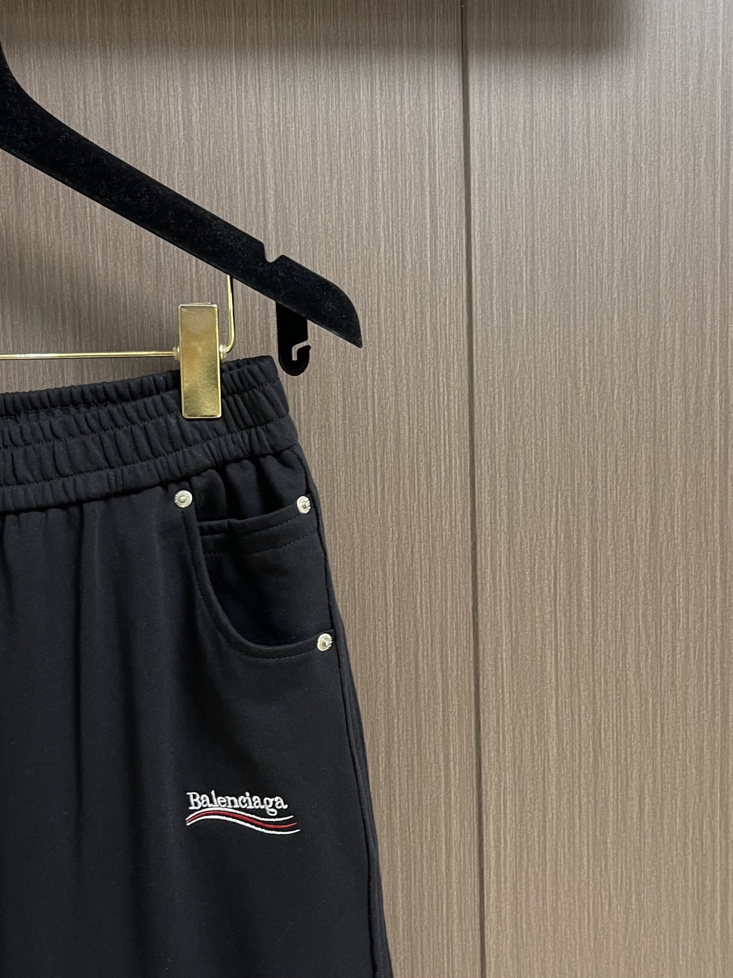 
Balenciaga 2025SS新款经典可乐直筒卫裤。订色订染细毛圈纯棉卫衣面，380g双股双纱，手