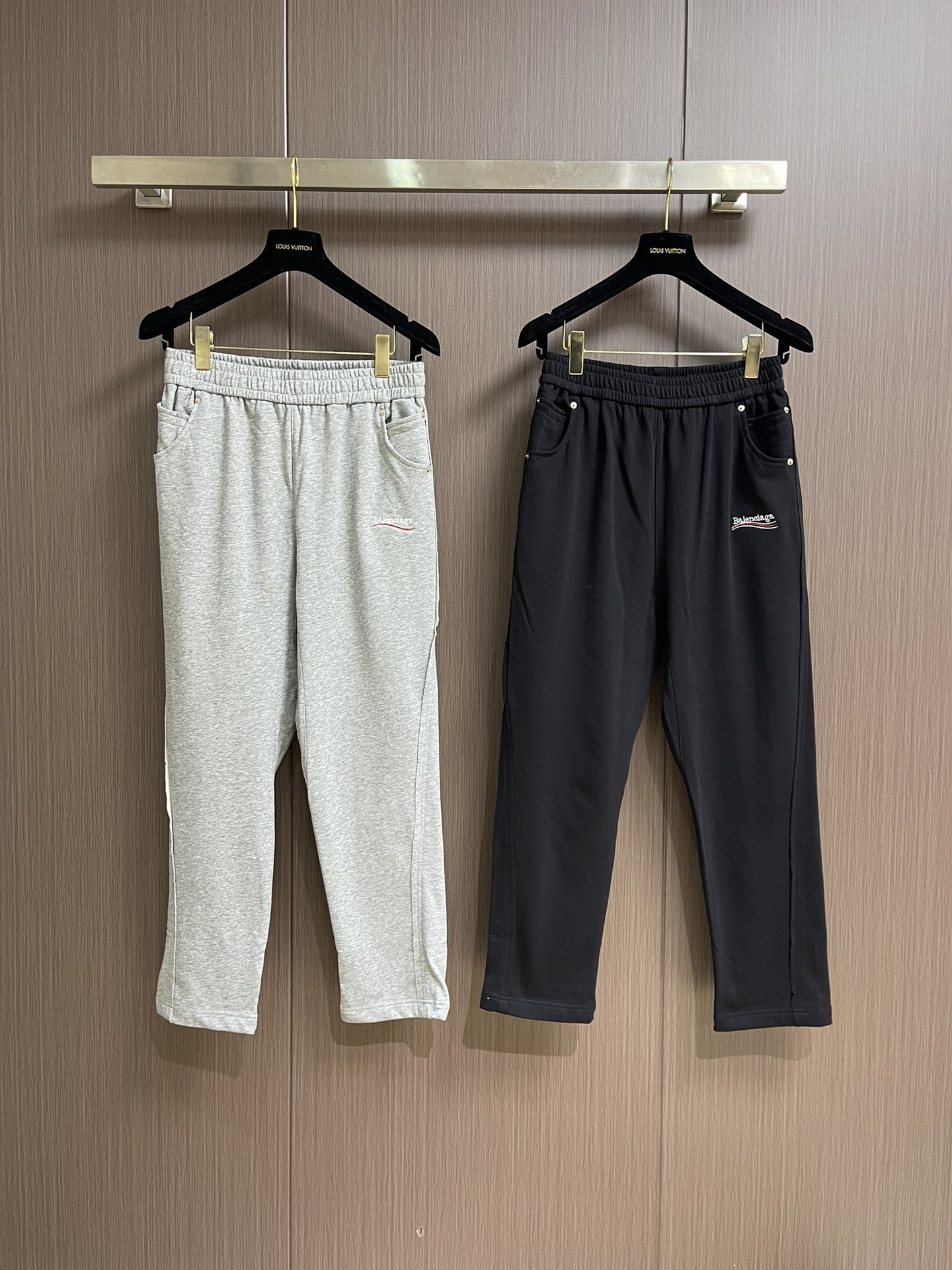 
Balenciaga 2025SS新款经典可乐直筒卫裤。订色订染细毛圈纯棉卫衣面，380g双股双纱，手