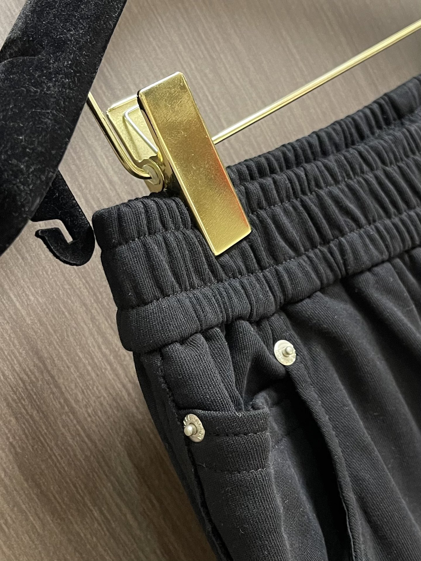 
Balenciaga 2025SS新款经典可乐直筒卫裤。订色订染细毛圈纯棉卫衣面，380g双股双纱，手