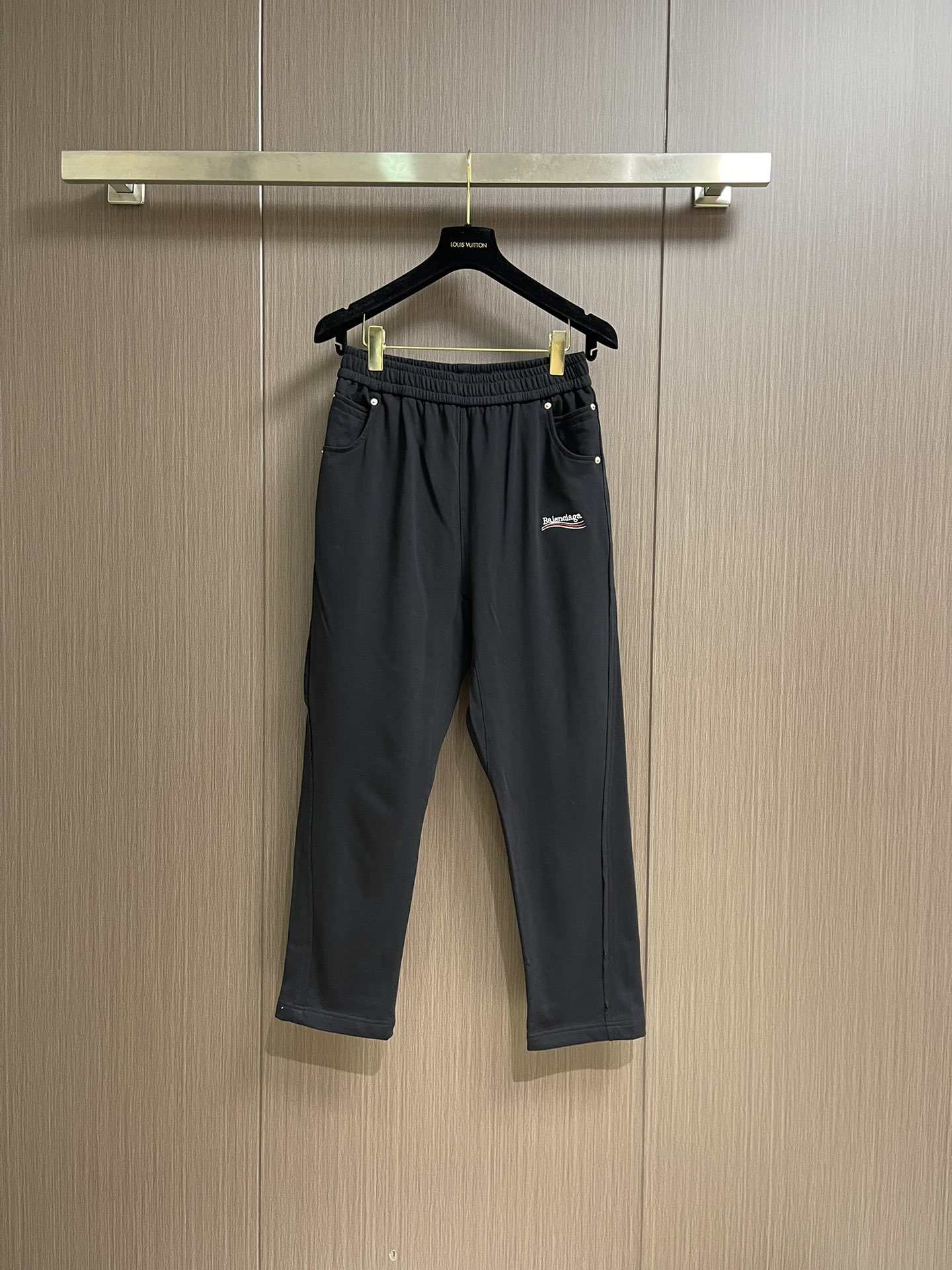 
Balenciaga 2025SS新款经典可乐直筒卫裤。订色订染细毛圈纯棉卫衣面，380g双股双纱，手