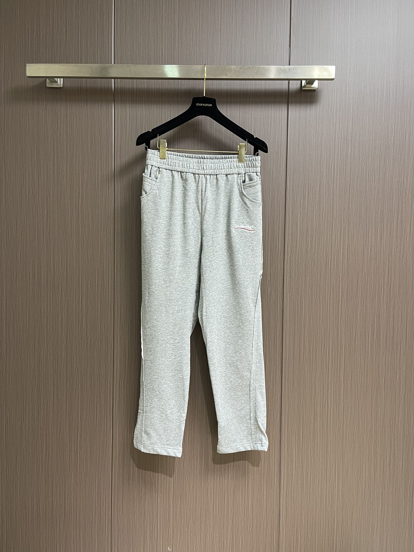 NO:514183,Balenciaga SS new classic Coke straight-leg sweatpants. Color-coded and dyed fine wool ring pure cotton sweatpants, 380g double strand double yarn, comfortable to touch. The iconic Coke LOGO embroidery on the trouser body is simple and versatile, pure cotton inner drawstring waist, details are restored up to 99. Full set of tags, main marks, auxiliary materials, 1:1 original mold opening. Size M-3XL,,balenciaga, hoodie, sweatshirts, alexander wang19860909Balenciaga SS新款经典可乐直筒卫裤.订色订染细毛圈纯棉卫衣面,380g双股双纱,手感舒适.裤身标志性可乐LOGO刺绣,简洁百搭,纯棉内抽绳腰头,细节还原高达99.全套吊牌、主唛、辅料、1:1原版开模.尺码M-3XL,,balenciaga,hoodie,sweatshirts,alexander wang,Men's clothing