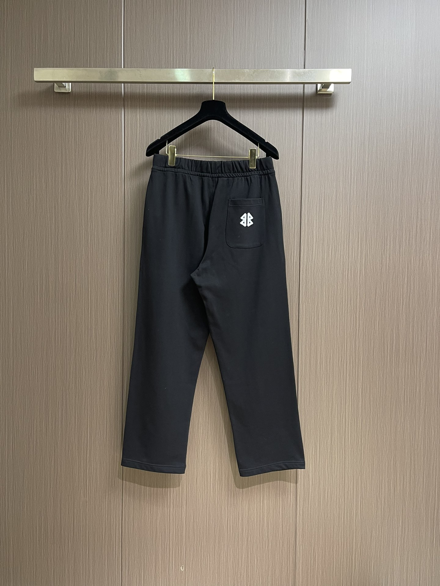 
Balenciaga 2025SS字母logo印花情侣男女卫裤，简单的设计加上基础精致的印花logo，