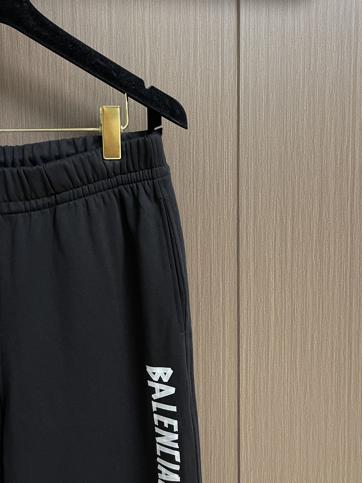 
Balenciaga 2025SS字母logo印花情侣男女卫裤，简单的设计加上基础精致的印花logo，