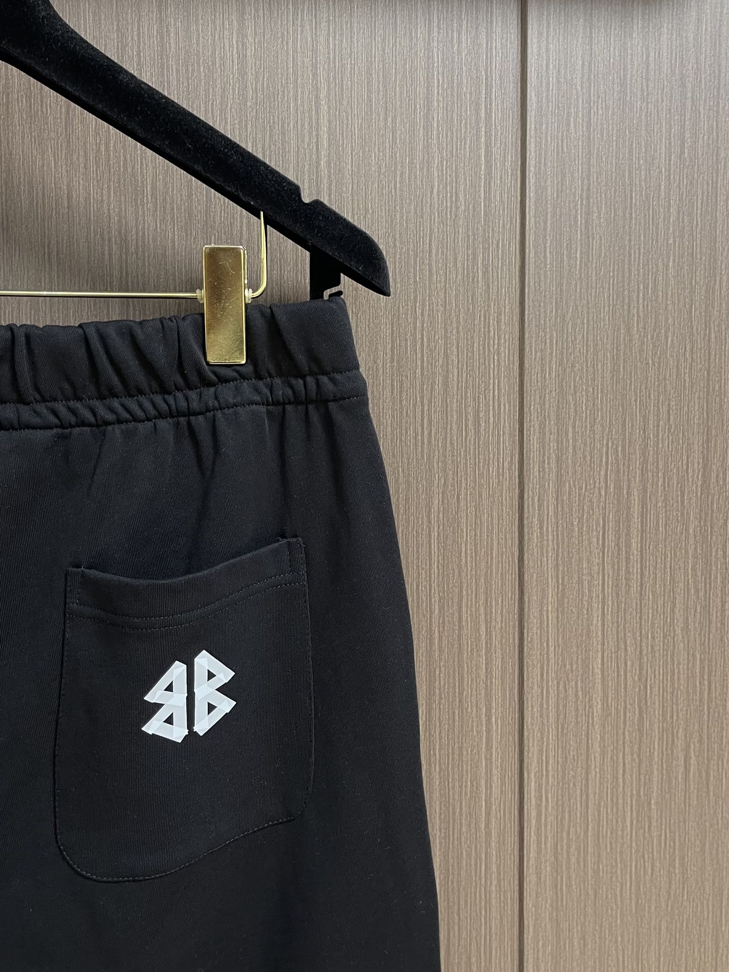 
Balenciaga 2025SS字母logo印花情侣男女卫裤，简单的设计加上基础精致的印花logo，