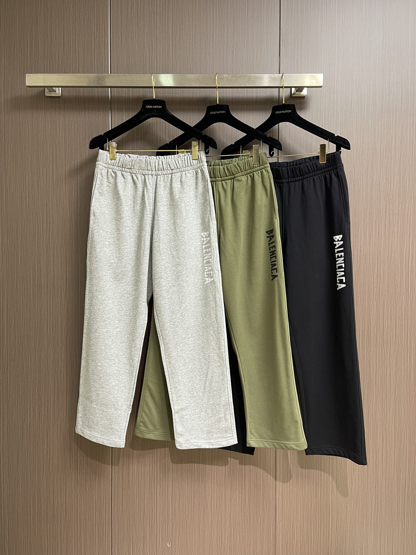 
Balenciaga 2025SS字母logo印花情侣男女卫裤，简单的设计加上基础精致的印花logo，