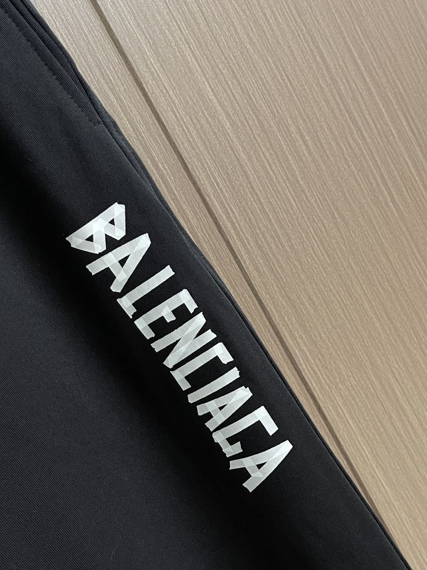 
Balenciaga 2025SS字母logo印花情侣男女卫裤，简单的设计加上基础精致的印花logo，