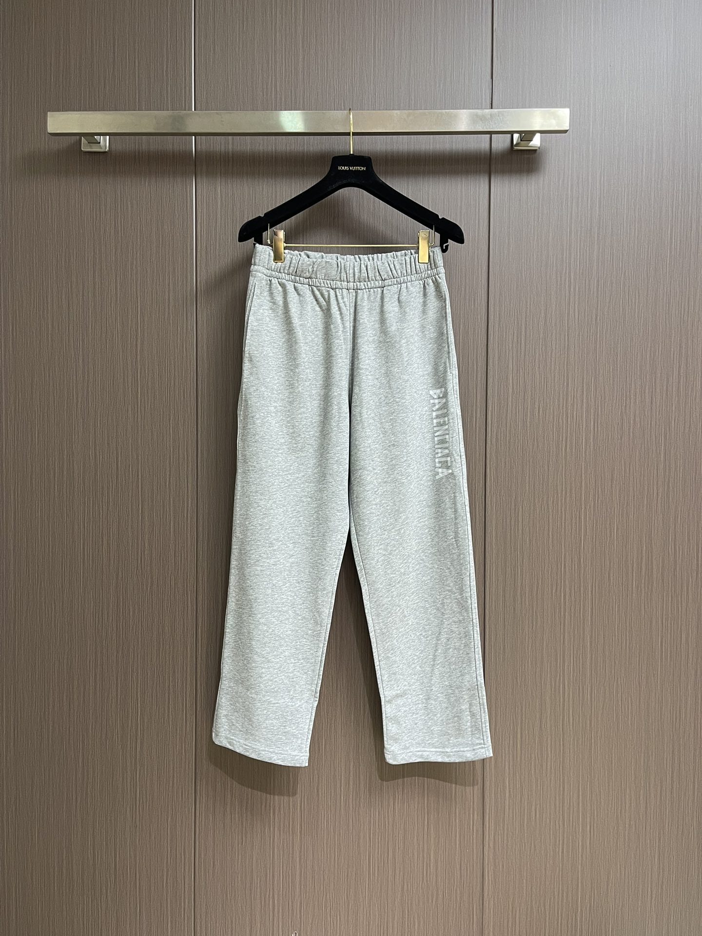 
Balenciaga 2025SS字母logo印花情侣男女卫裤，简单的设计加上基础精致的印花logo，