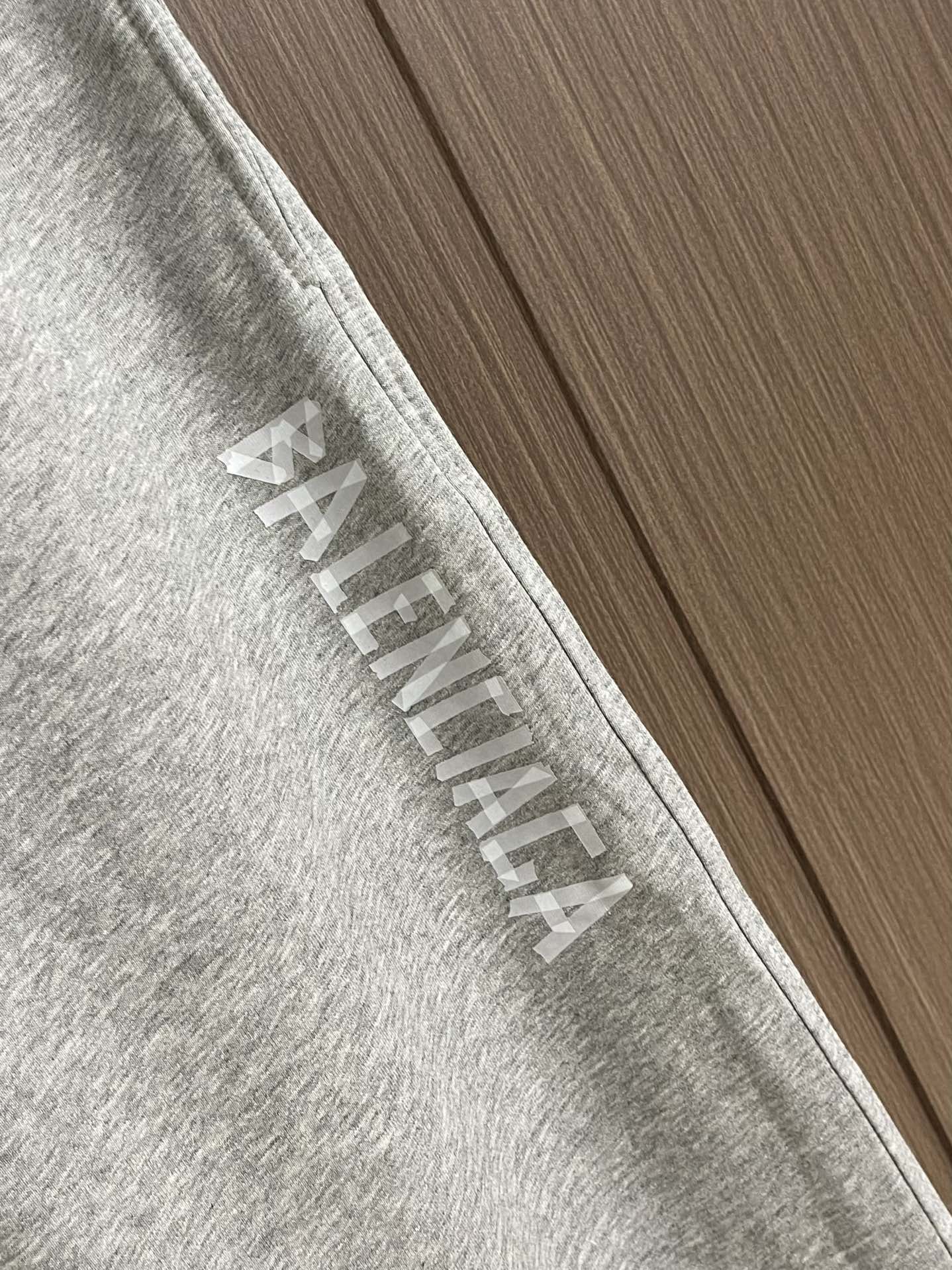 
Balenciaga 2025SS字母logo印花情侣男女卫裤，简单的设计加上基础精致的印花logo，
