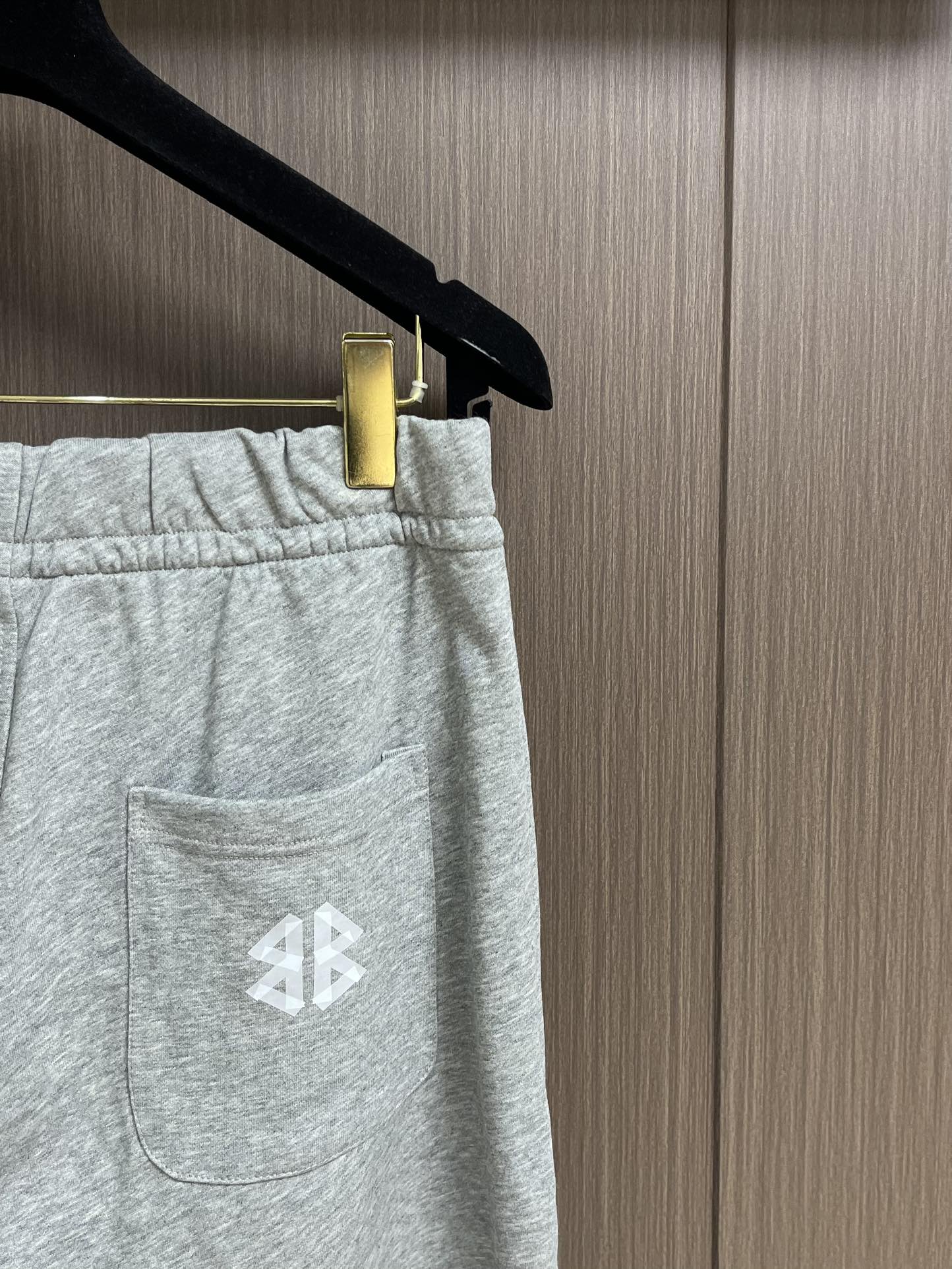 
Balenciaga 2025SS字母logo印花情侣男女卫裤，简单的设计加上基础精致的印花logo，