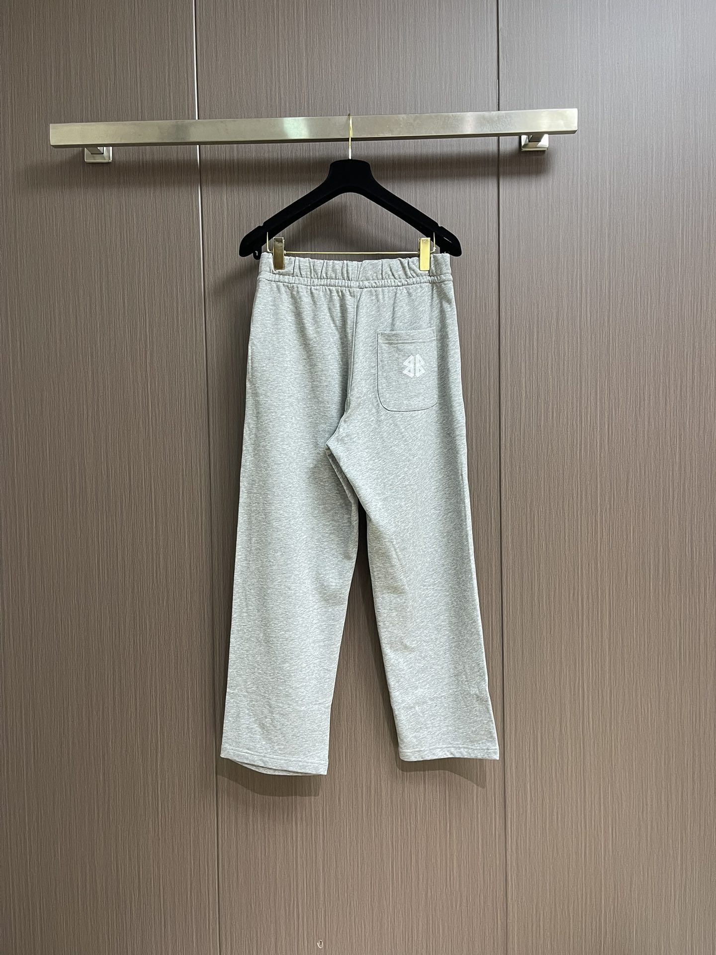 
Balenciaga 2025SS字母logo印花情侣男女卫裤，简单的设计加上基础精致的印花logo，