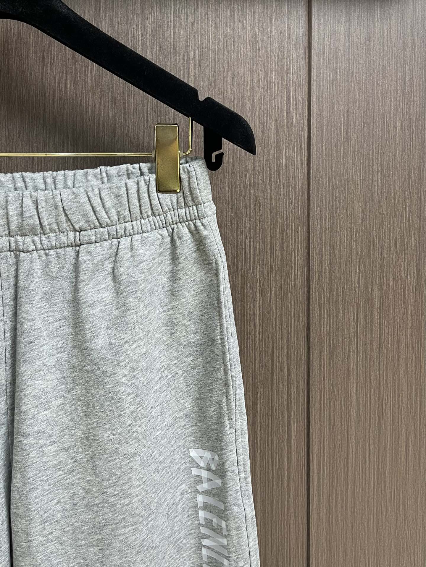 
Balenciaga 2025SS字母logo印花情侣男女卫裤，简单的设计加上基础精致的印花logo，