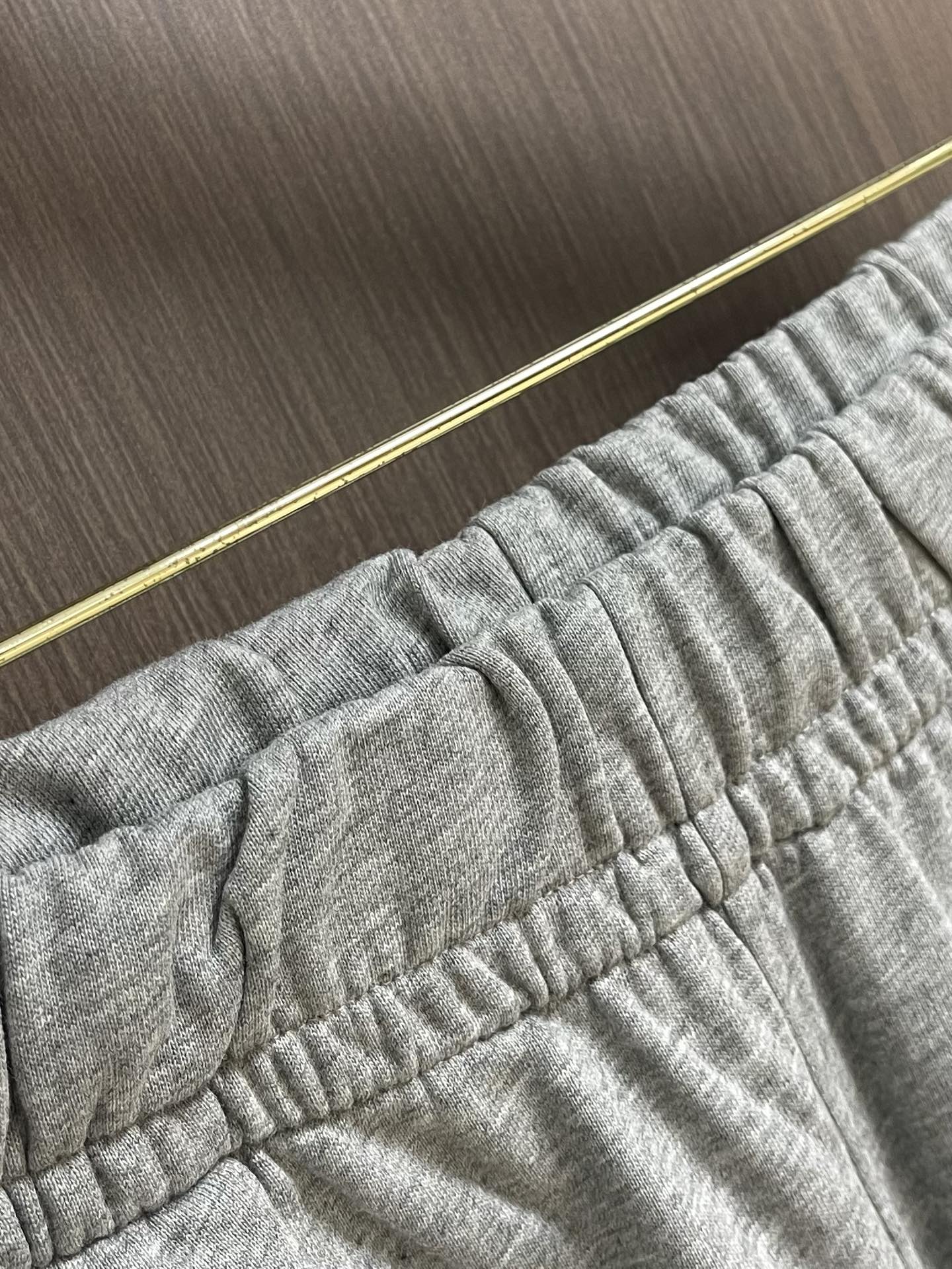 
Balenciaga 2025SS字母logo印花情侣男女卫裤，简单的设计加上基础精致的印花logo，