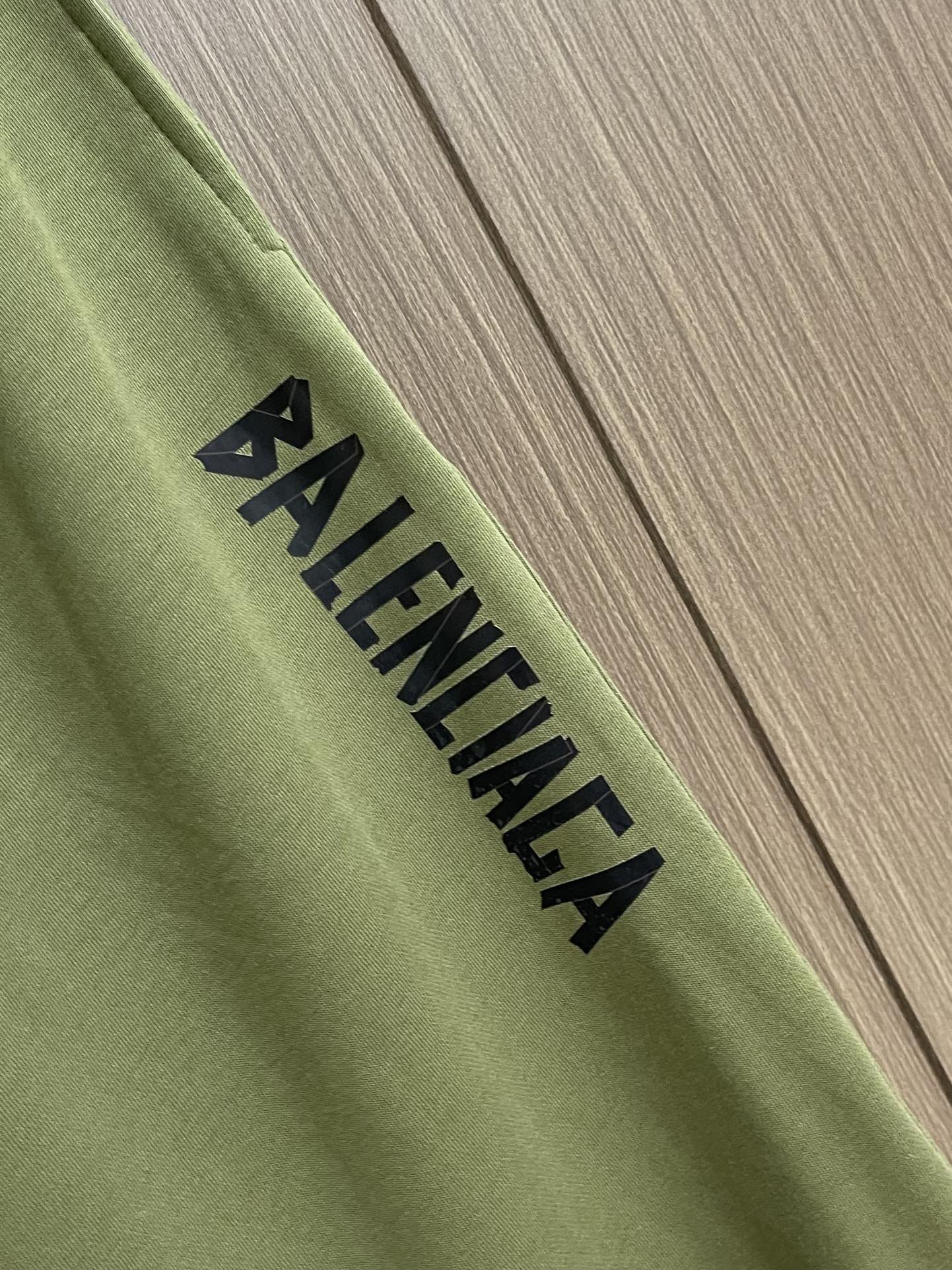 
Balenciaga 2025SS字母logo印花情侣男女卫裤，简单的设计加上基础精致的印花logo，